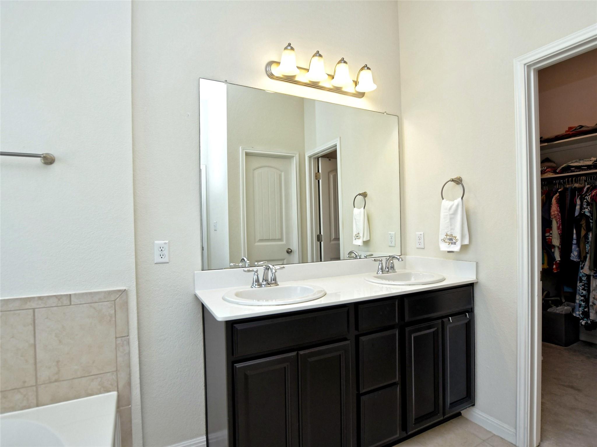 130 Sunshine Ln, Kyle, TX 78640