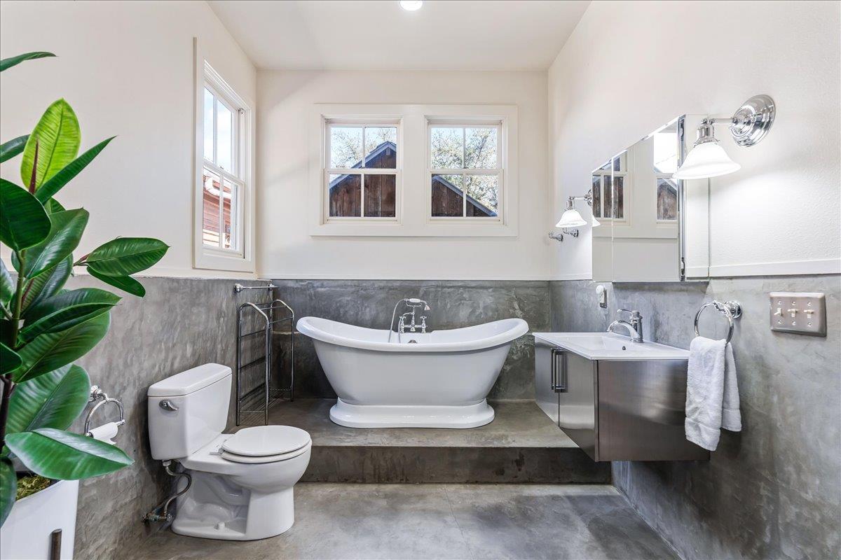 22703 HIGHWAY 71 W, Spicewood, TX 78669