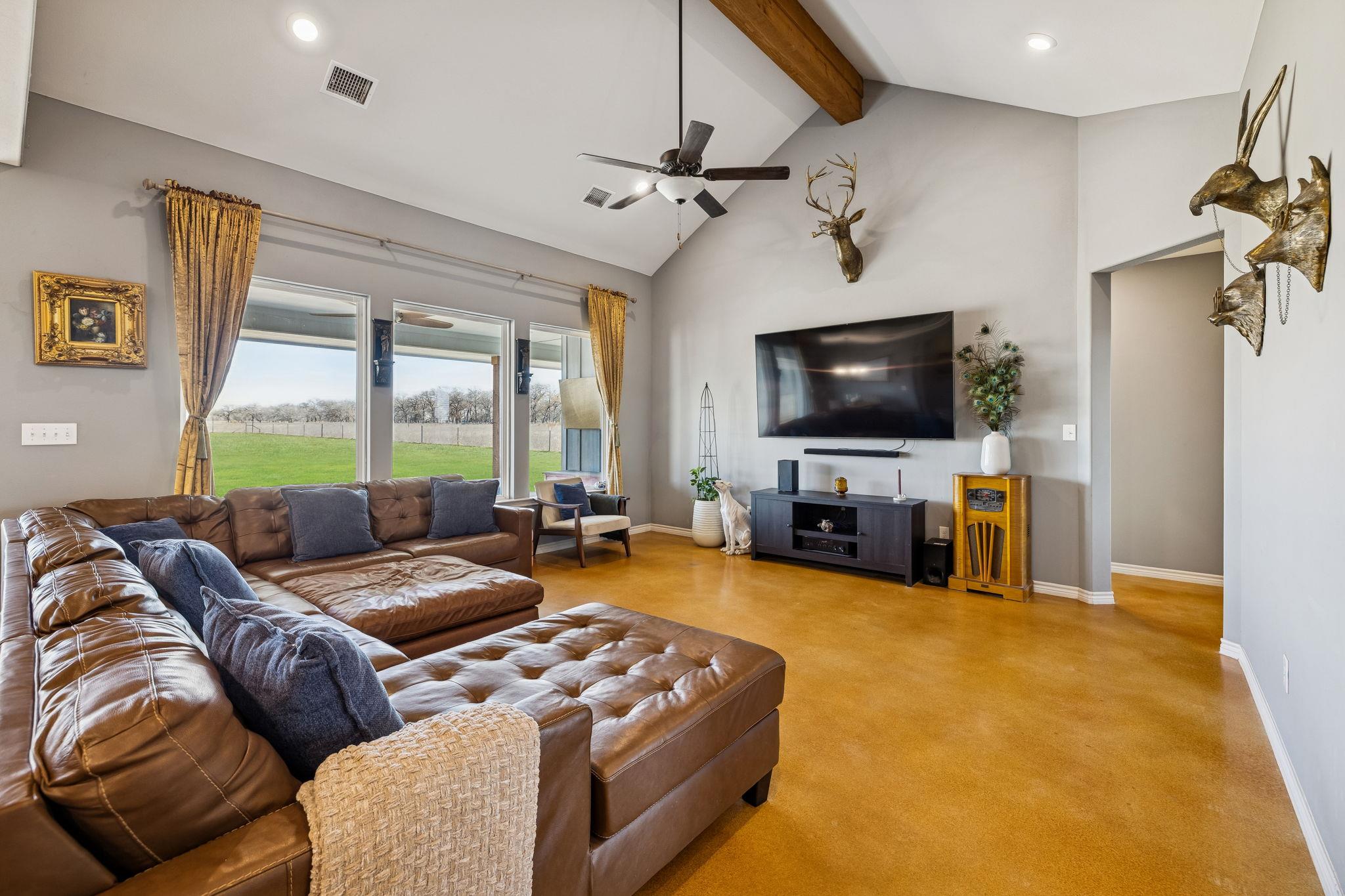 5476 County Road 427, Stockdale, TX 78160