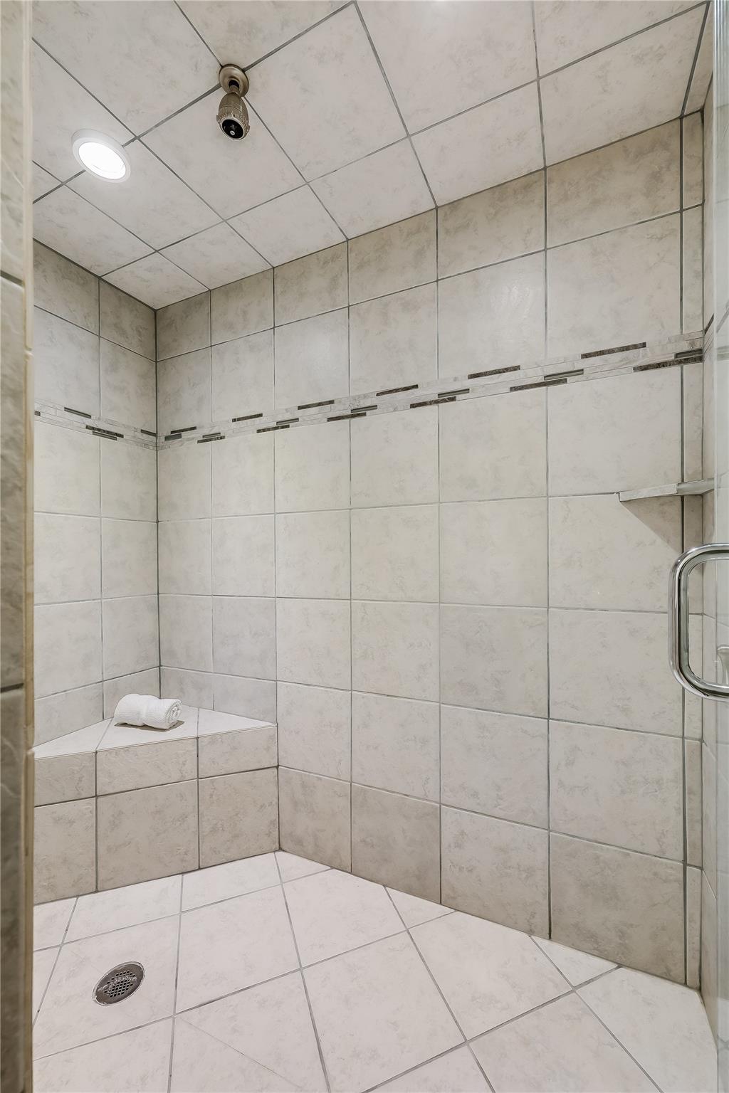 105 Comanche Pt, Point Venture, TX 78645