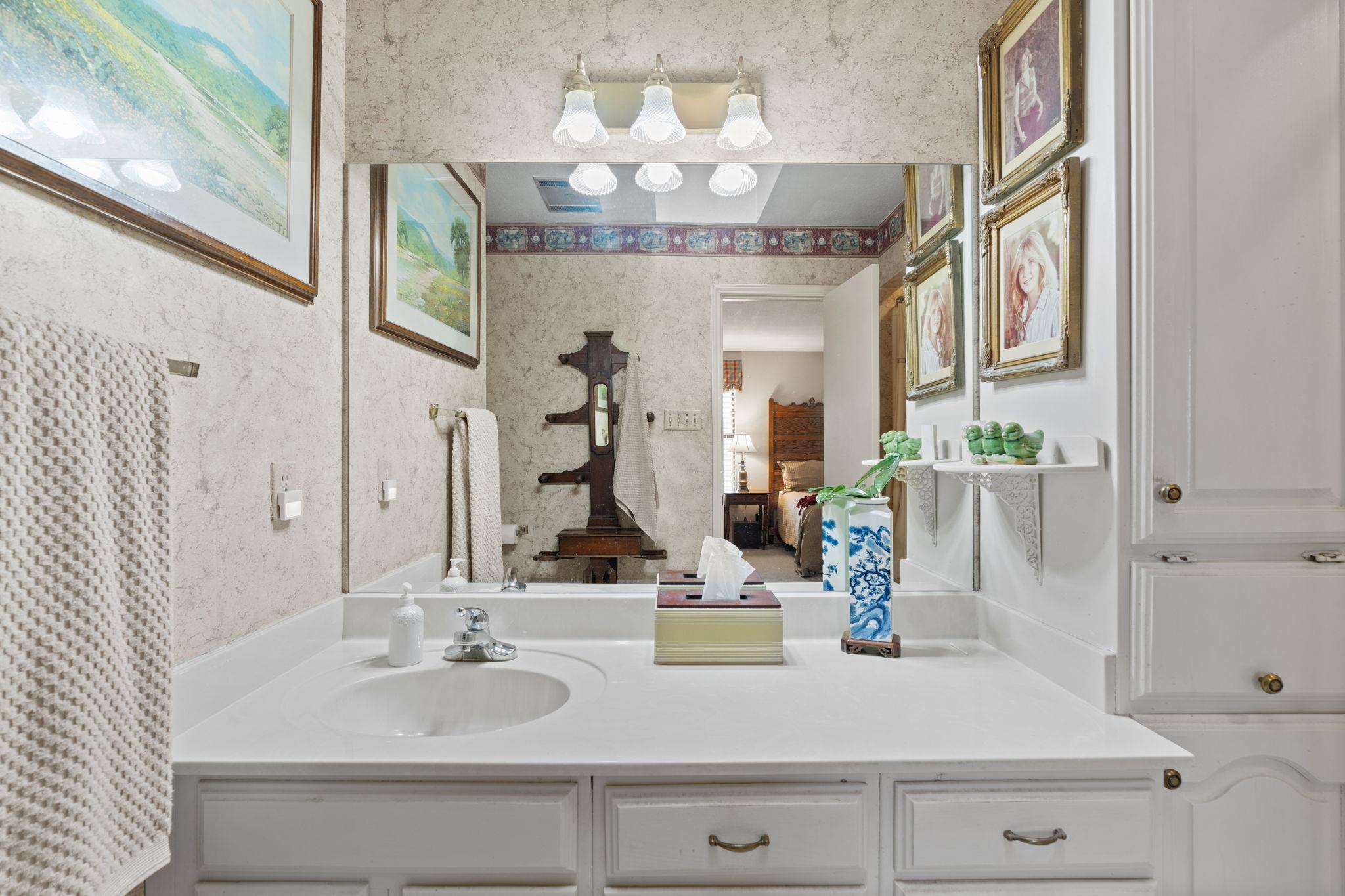 210 Meadowlakes Dr, Meadowlakes, TX 78654