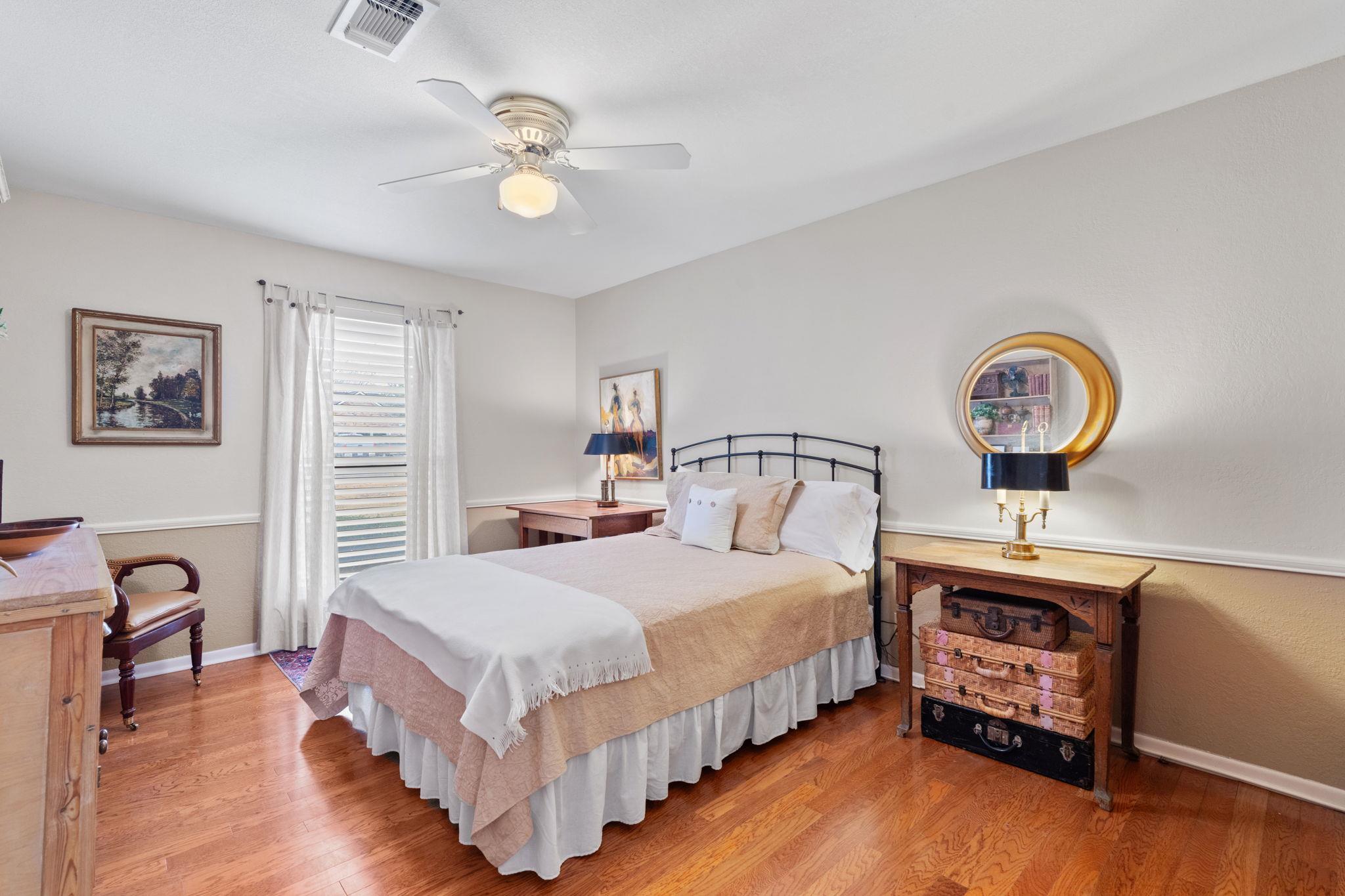 210 Meadowlakes Dr, Meadowlakes, TX 78654