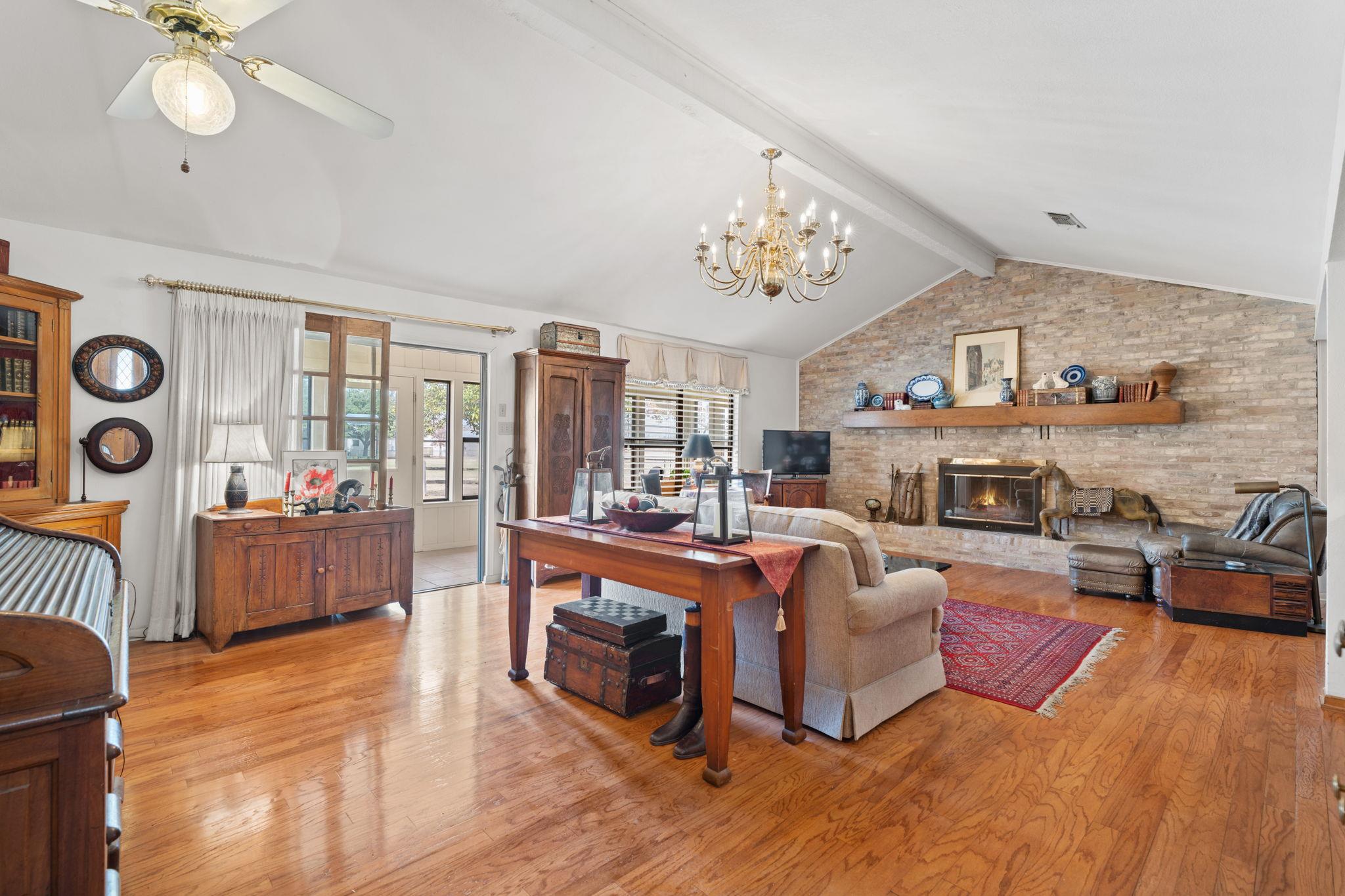 210 Meadowlakes Dr, Meadowlakes, TX 78654