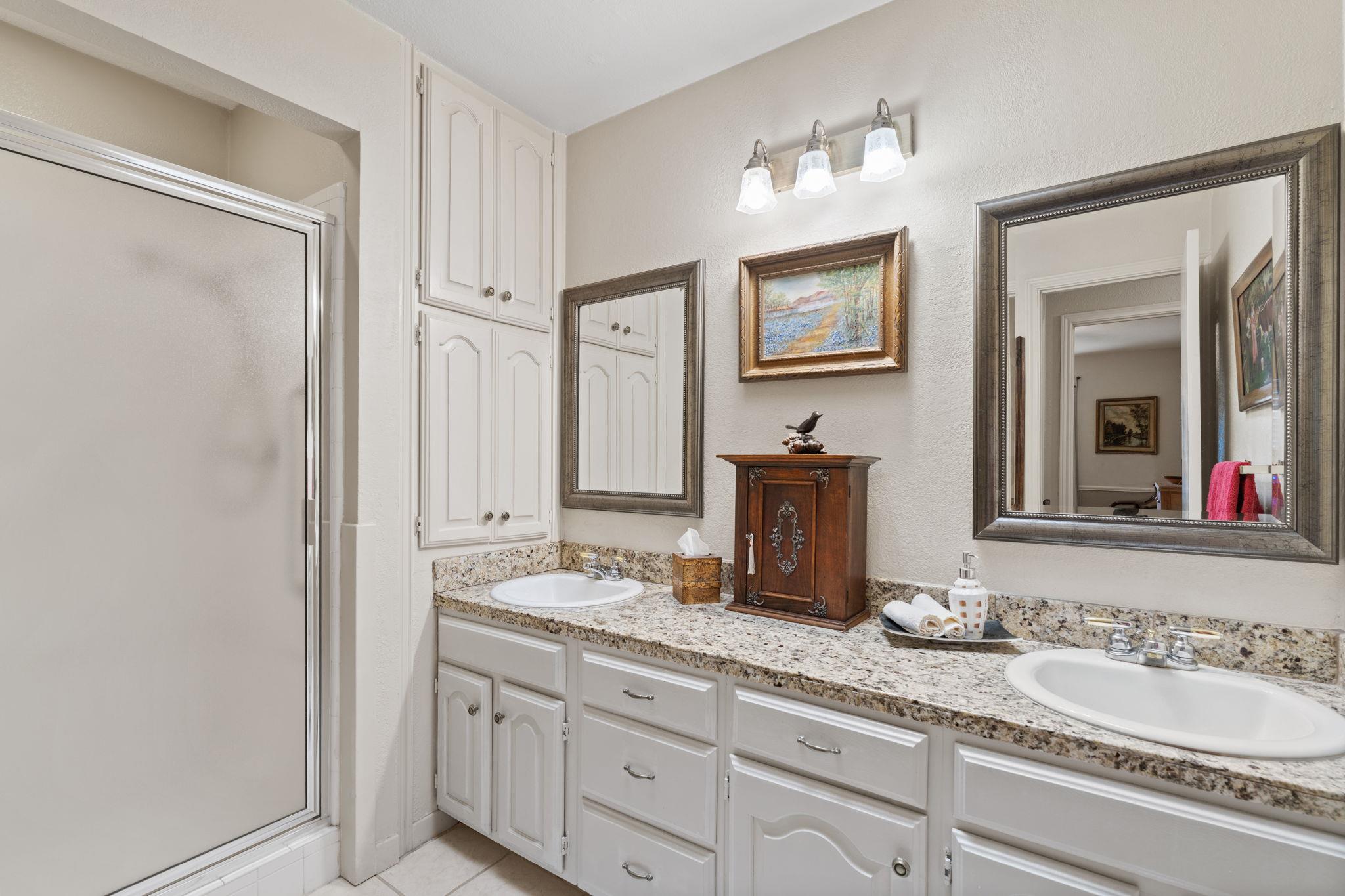 210 Meadowlakes Dr, Meadowlakes, TX 78654