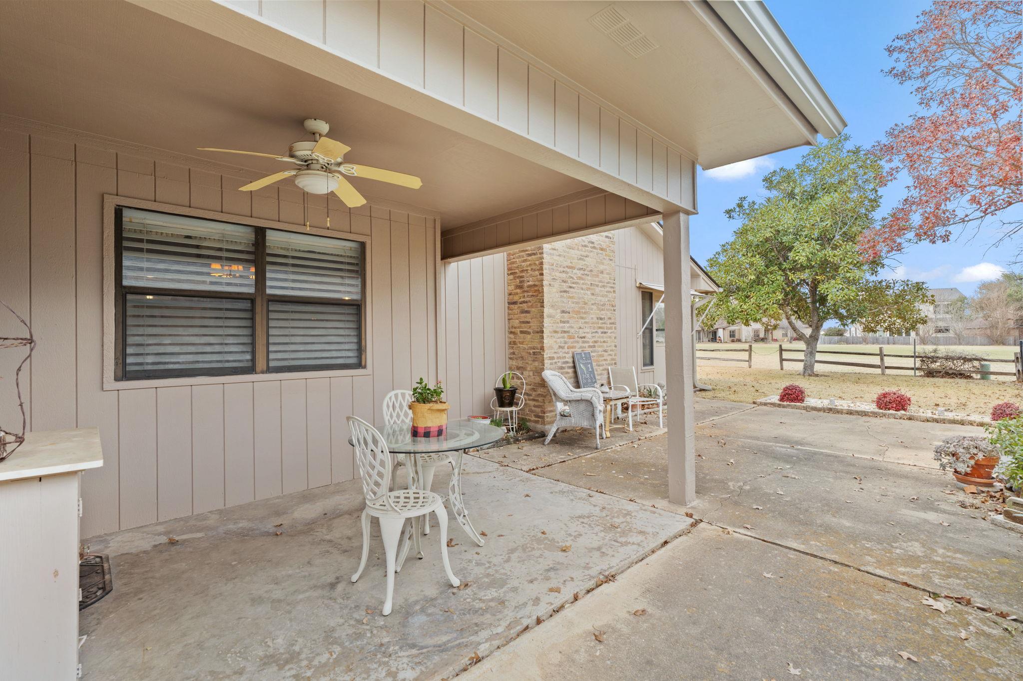 210 Meadowlakes Dr, Meadowlakes, TX 78654