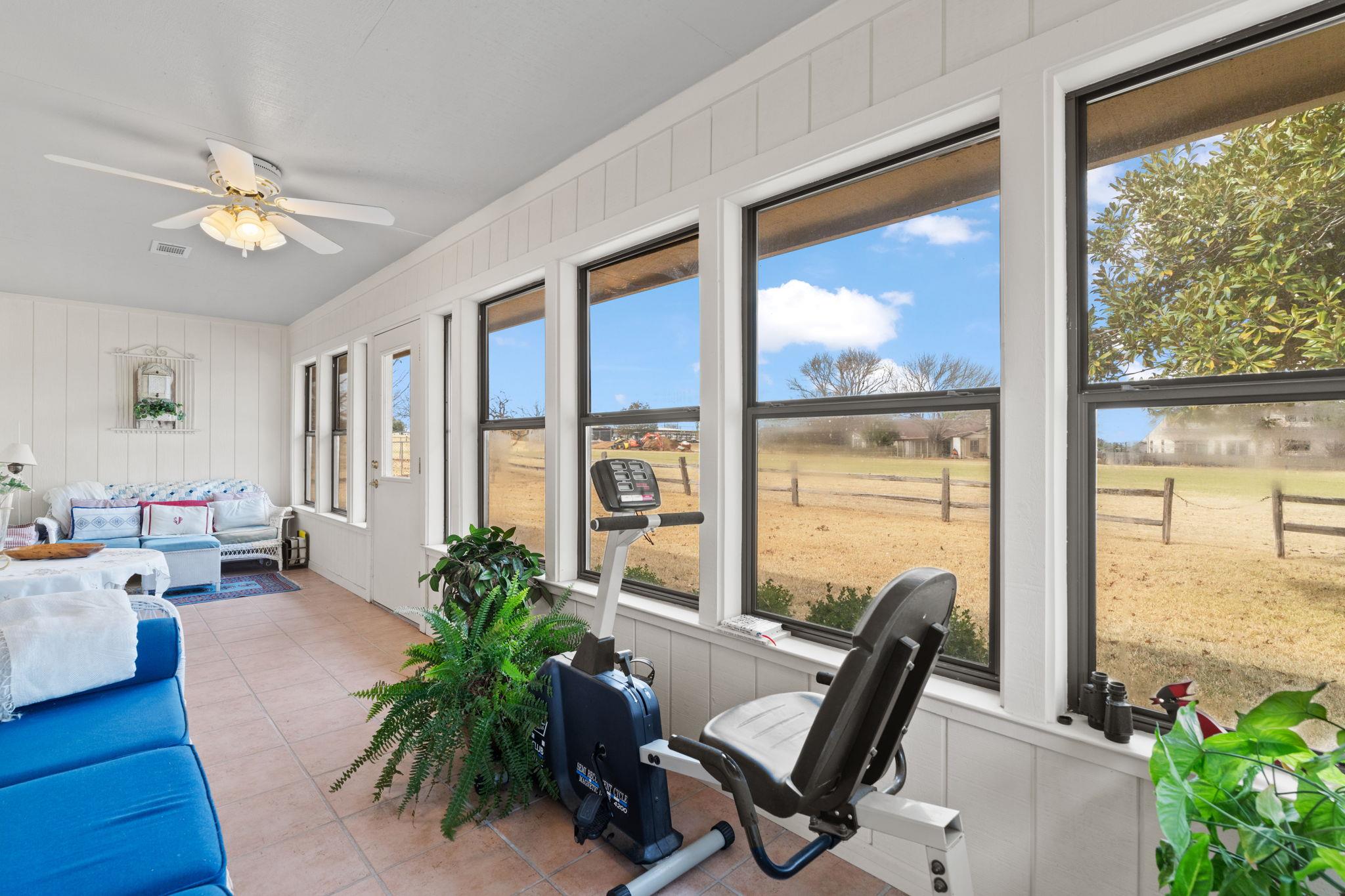 210 Meadowlakes Dr, Meadowlakes, TX 78654