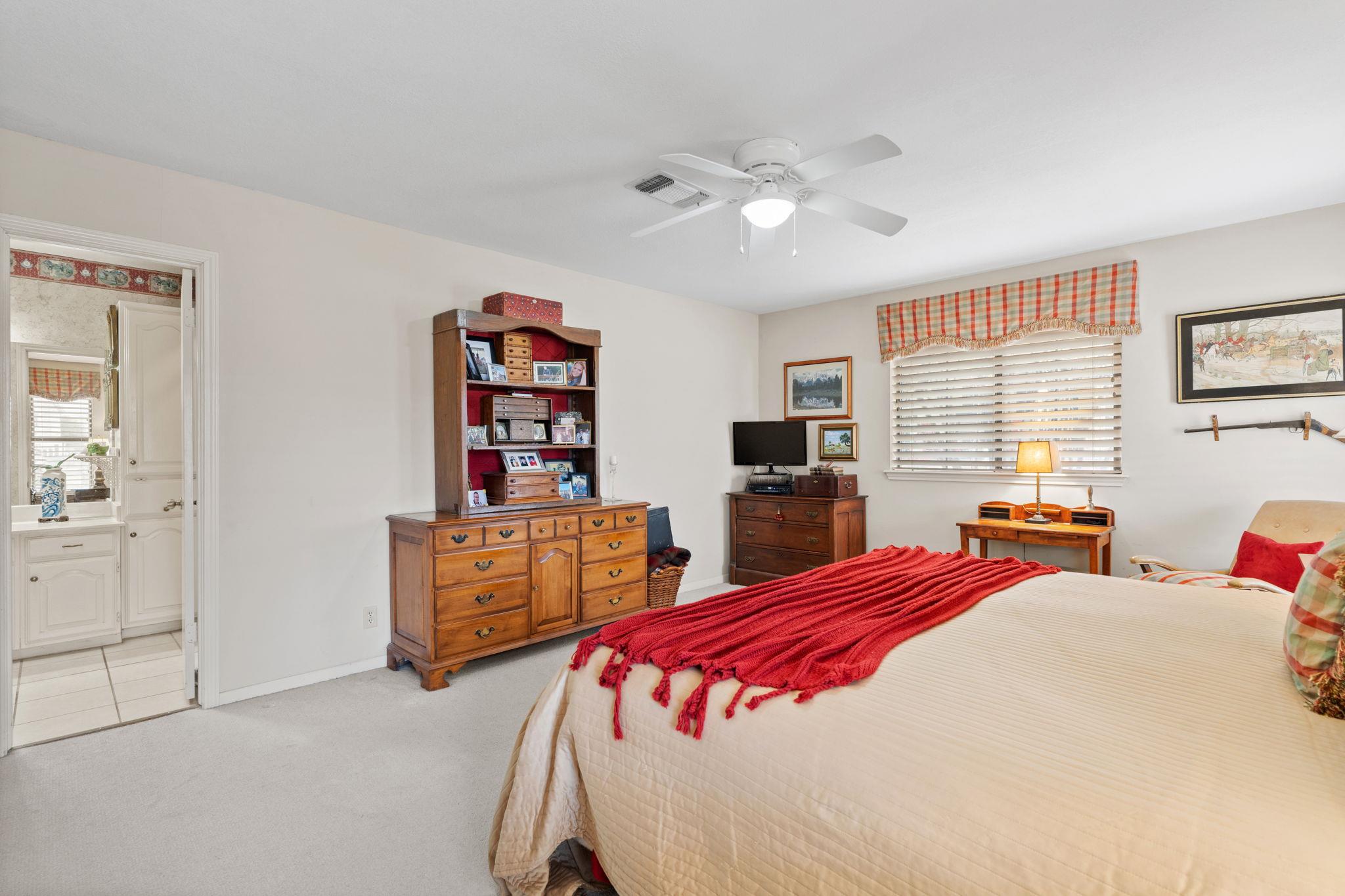 210 Meadowlakes Dr, Meadowlakes, TX 78654