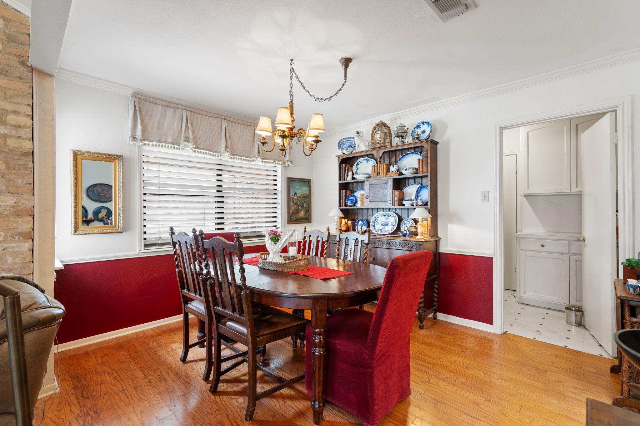 210 Meadowlakes Dr, Meadowlakes, TX 78654