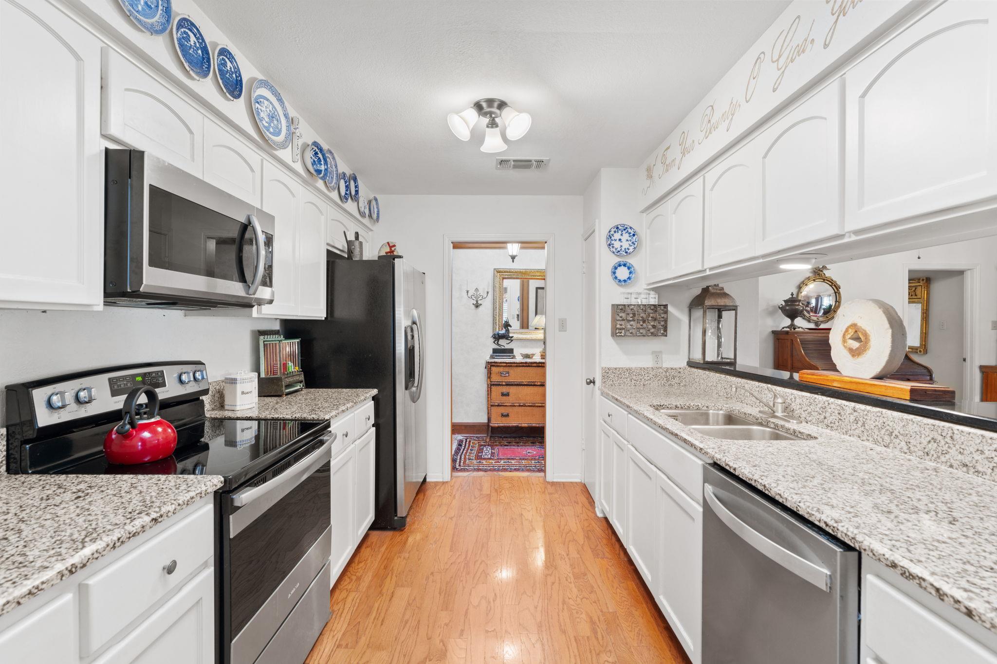 210 Meadowlakes Dr, Meadowlakes, TX 78654