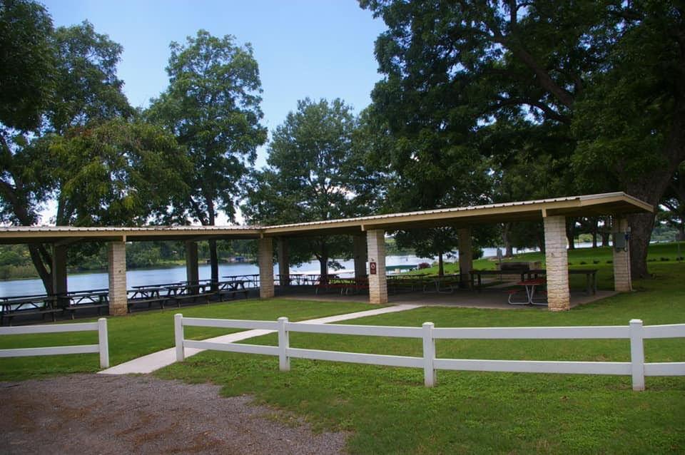 210 Meadowlakes Dr, Meadowlakes, TX 78654