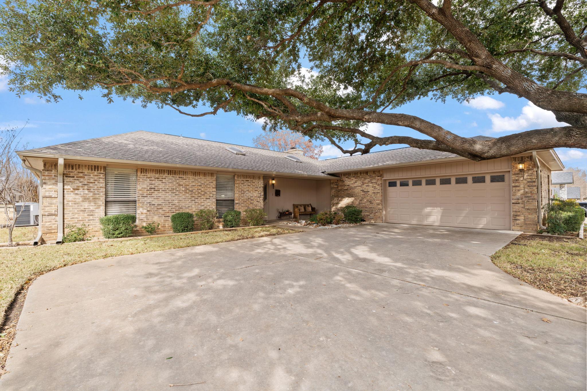 210 Meadowlakes Dr, Meadowlakes, TX 78654