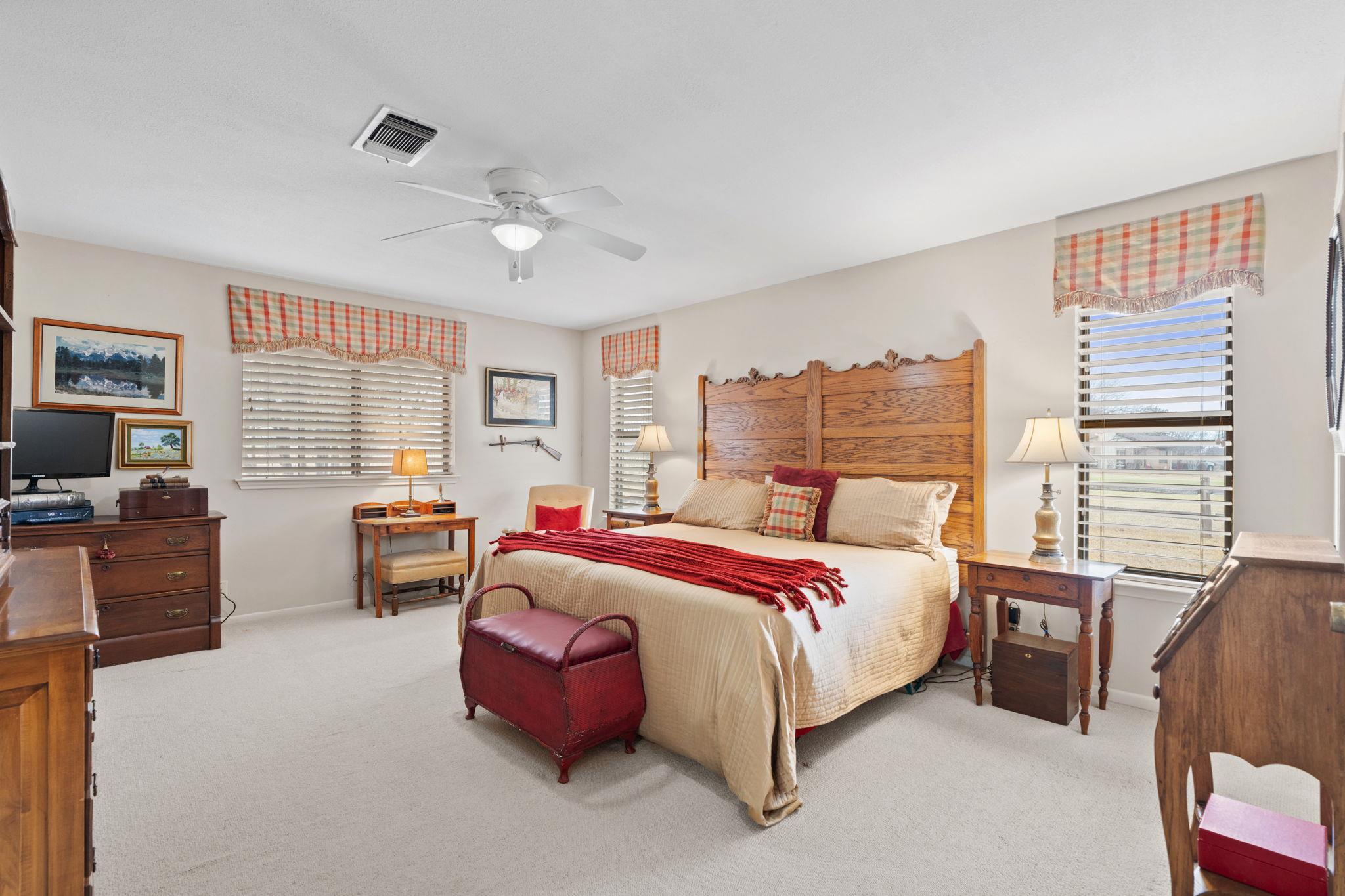 210 Meadowlakes Dr, Meadowlakes, TX 78654