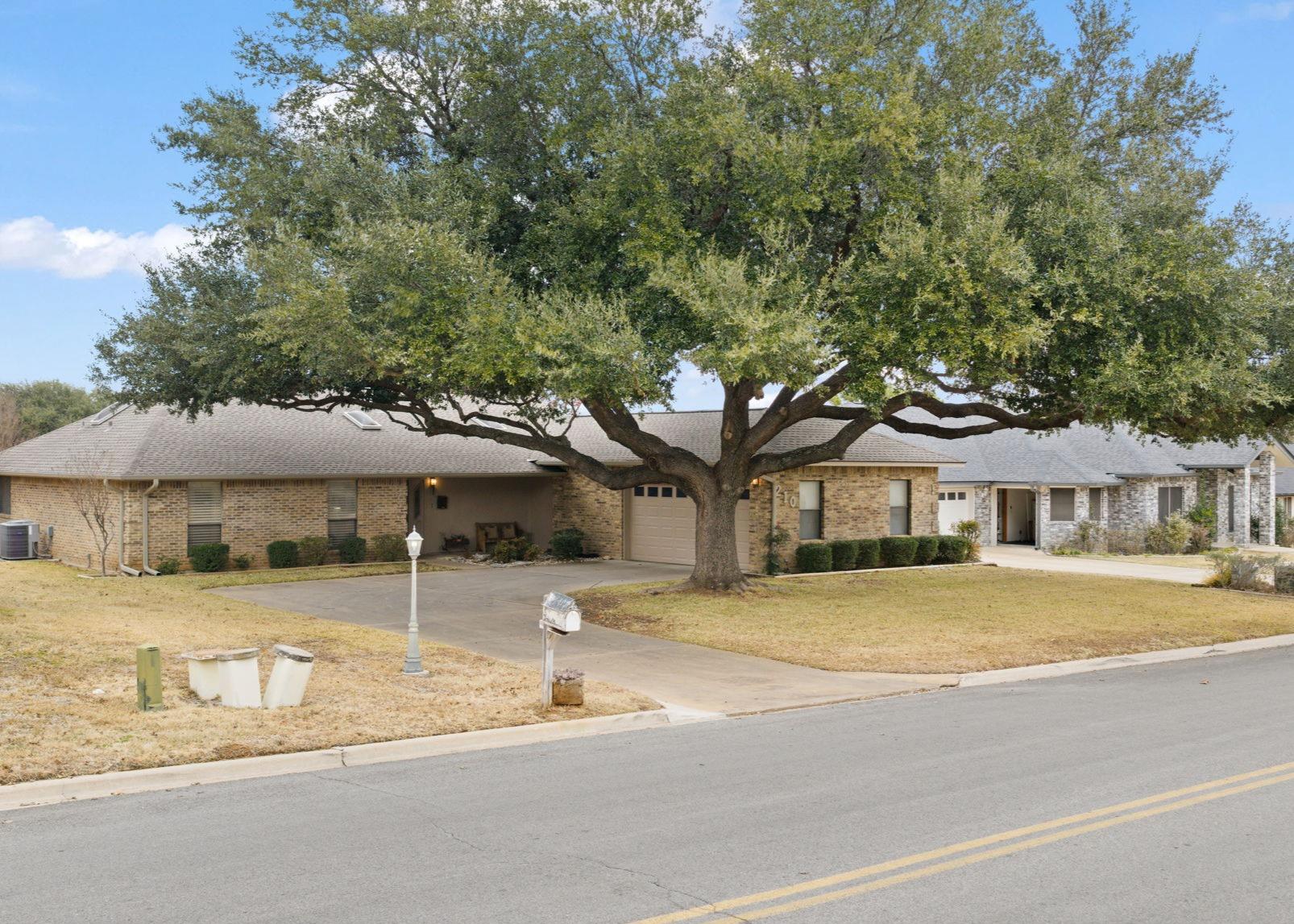 210 Meadowlakes Dr, Meadowlakes, TX 78654