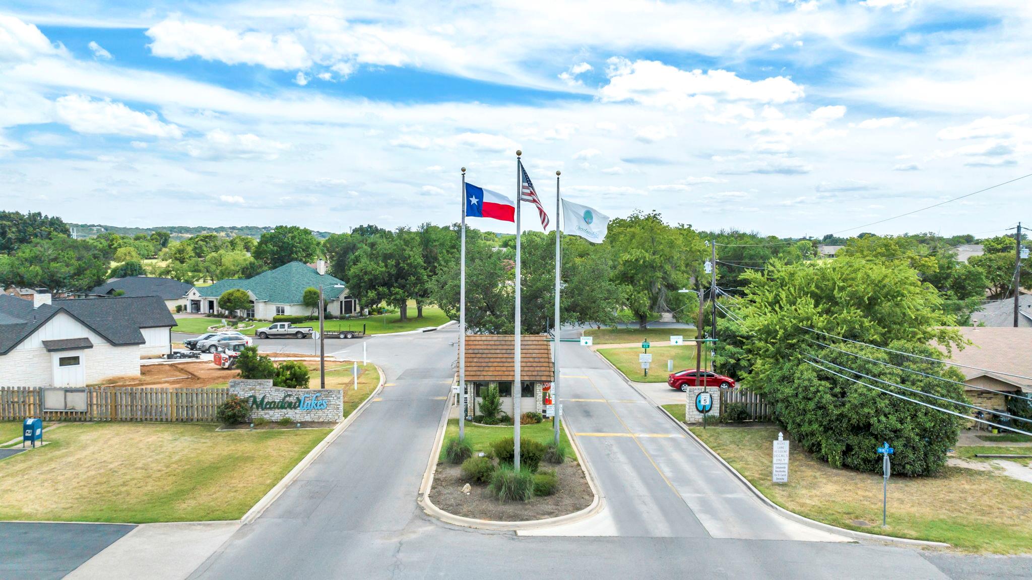 210 Meadowlakes Dr, Meadowlakes, TX 78654