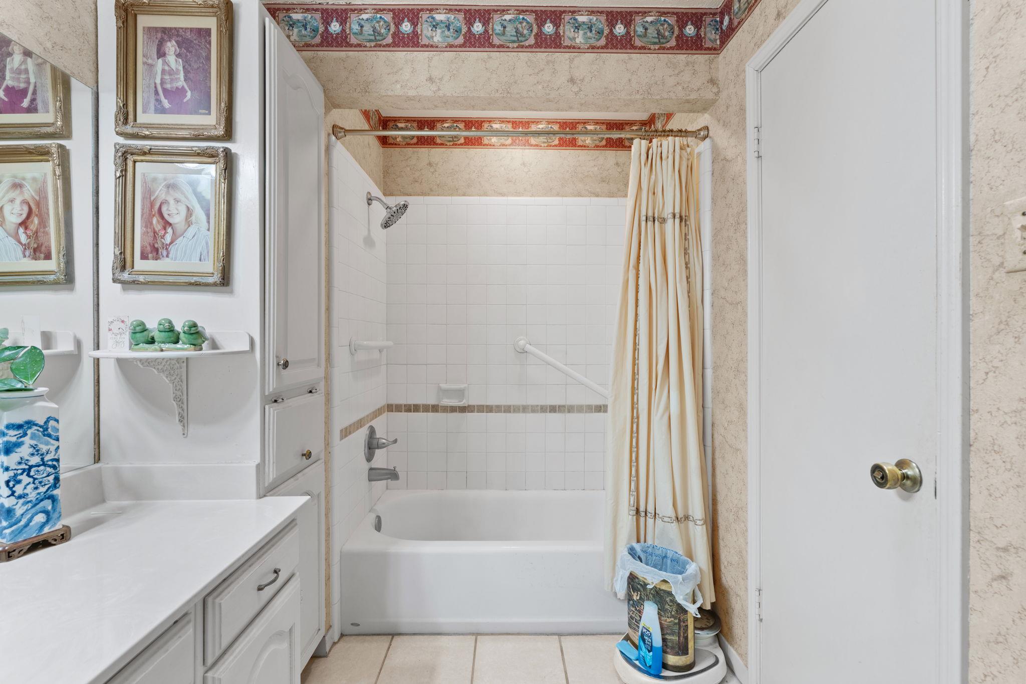 210 Meadowlakes Dr, Meadowlakes, TX 78654