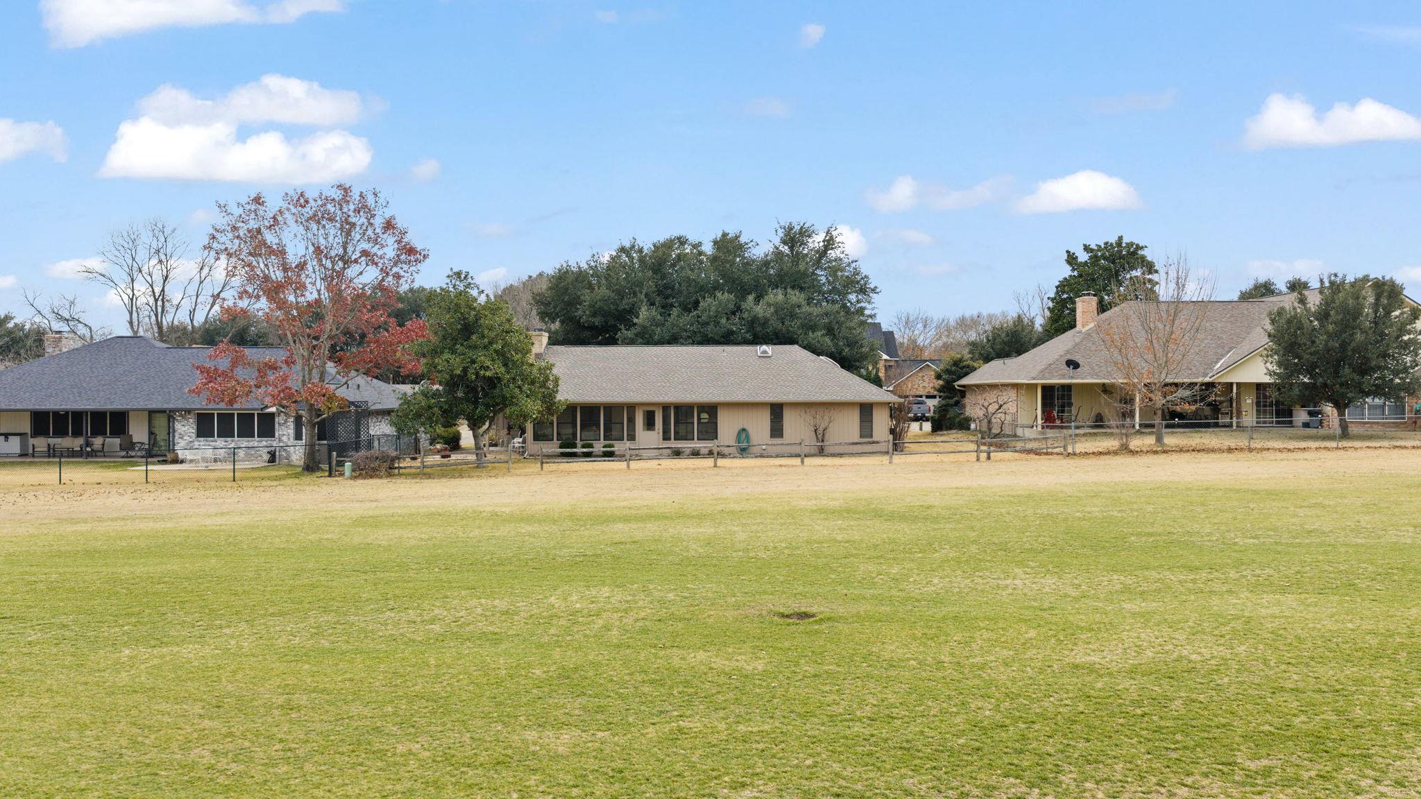 210 Meadowlakes Dr, Meadowlakes, TX 78654