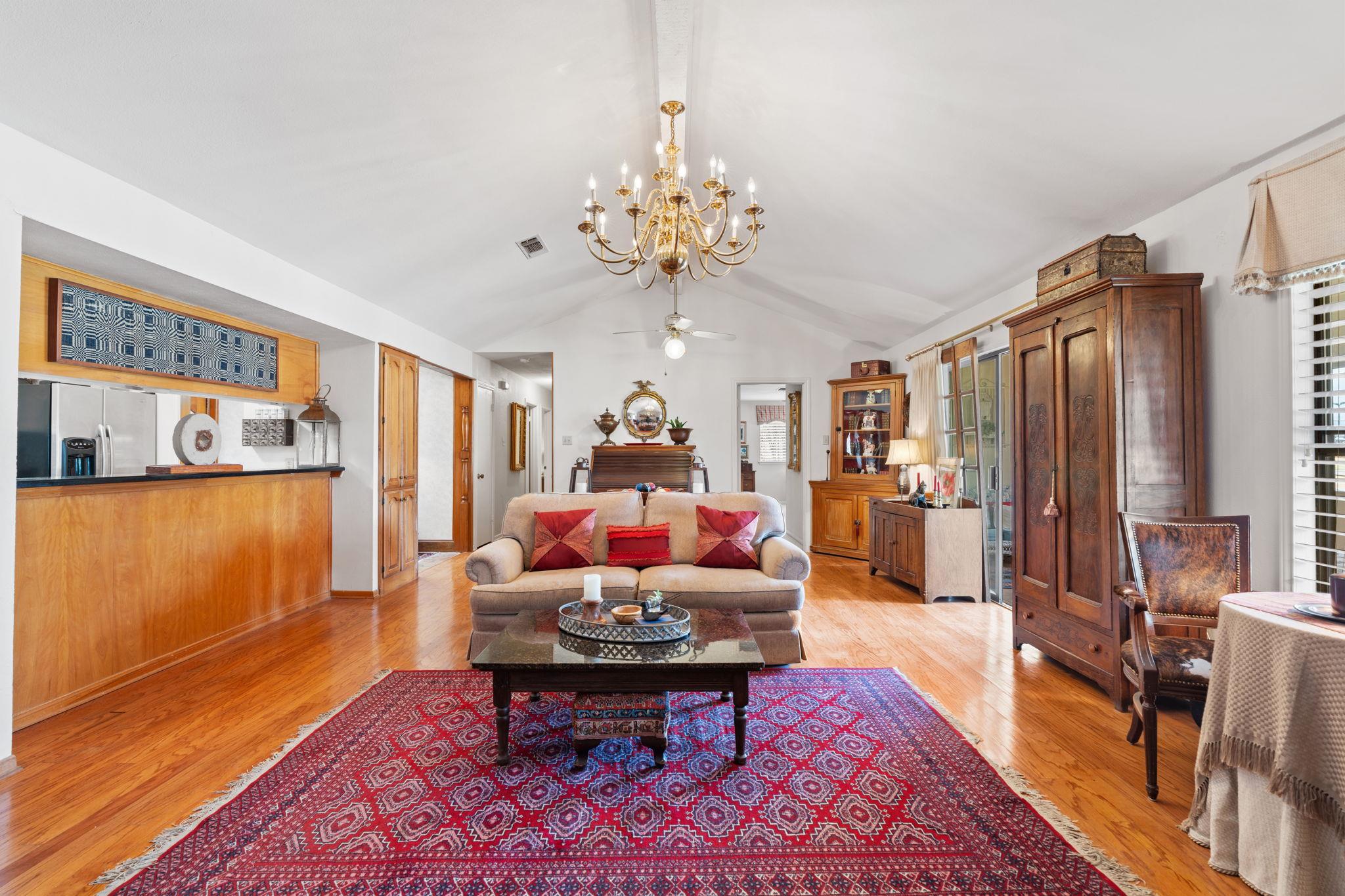 210 Meadowlakes Dr, Meadowlakes, TX 78654