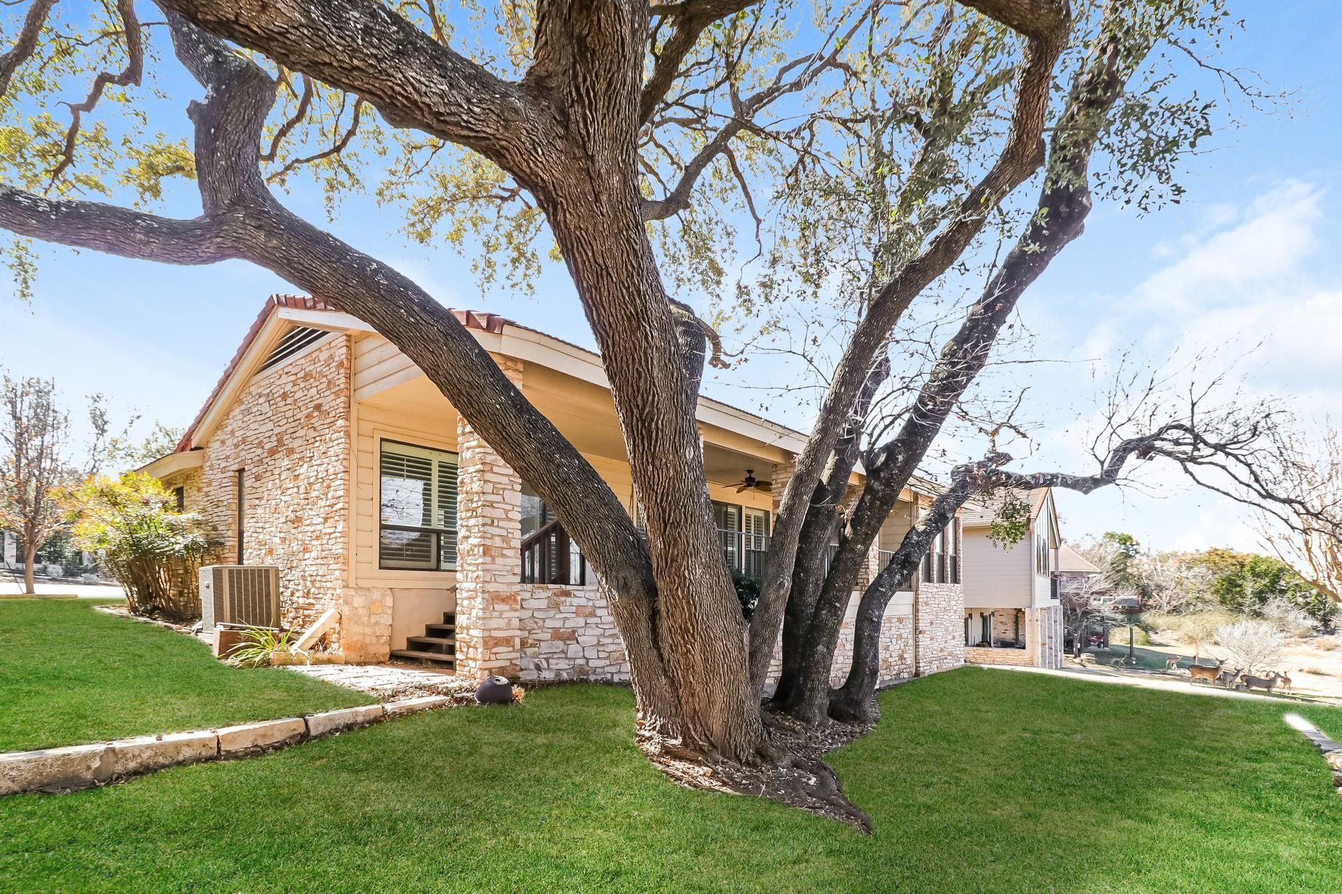 208 Crescent Blf, Lakeway, TX 78734