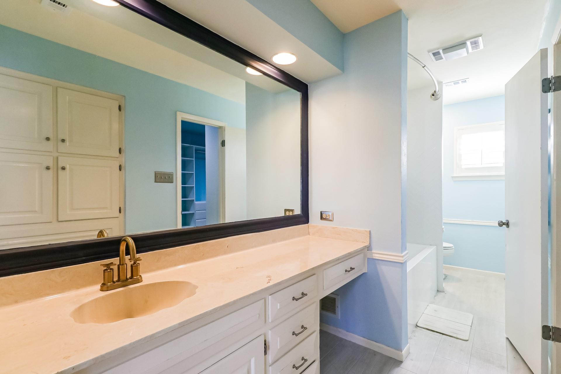 208 Crescent Blf, Lakeway, TX 78734