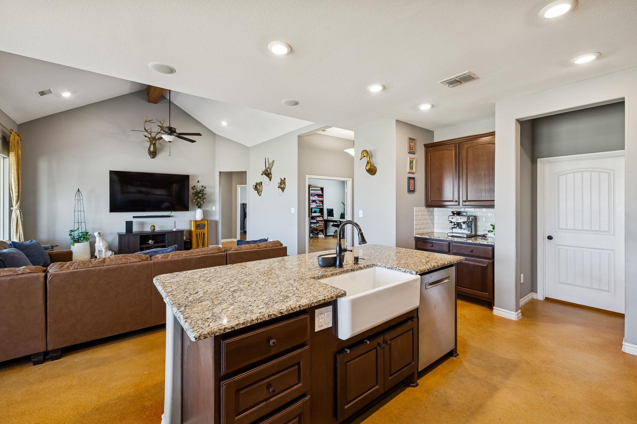 5476 County Road 427, Stockdale, TX 78160