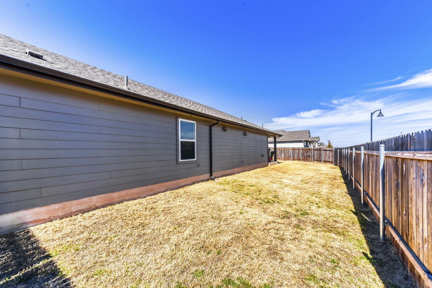 1005 Main St, Hutto, TX 78634