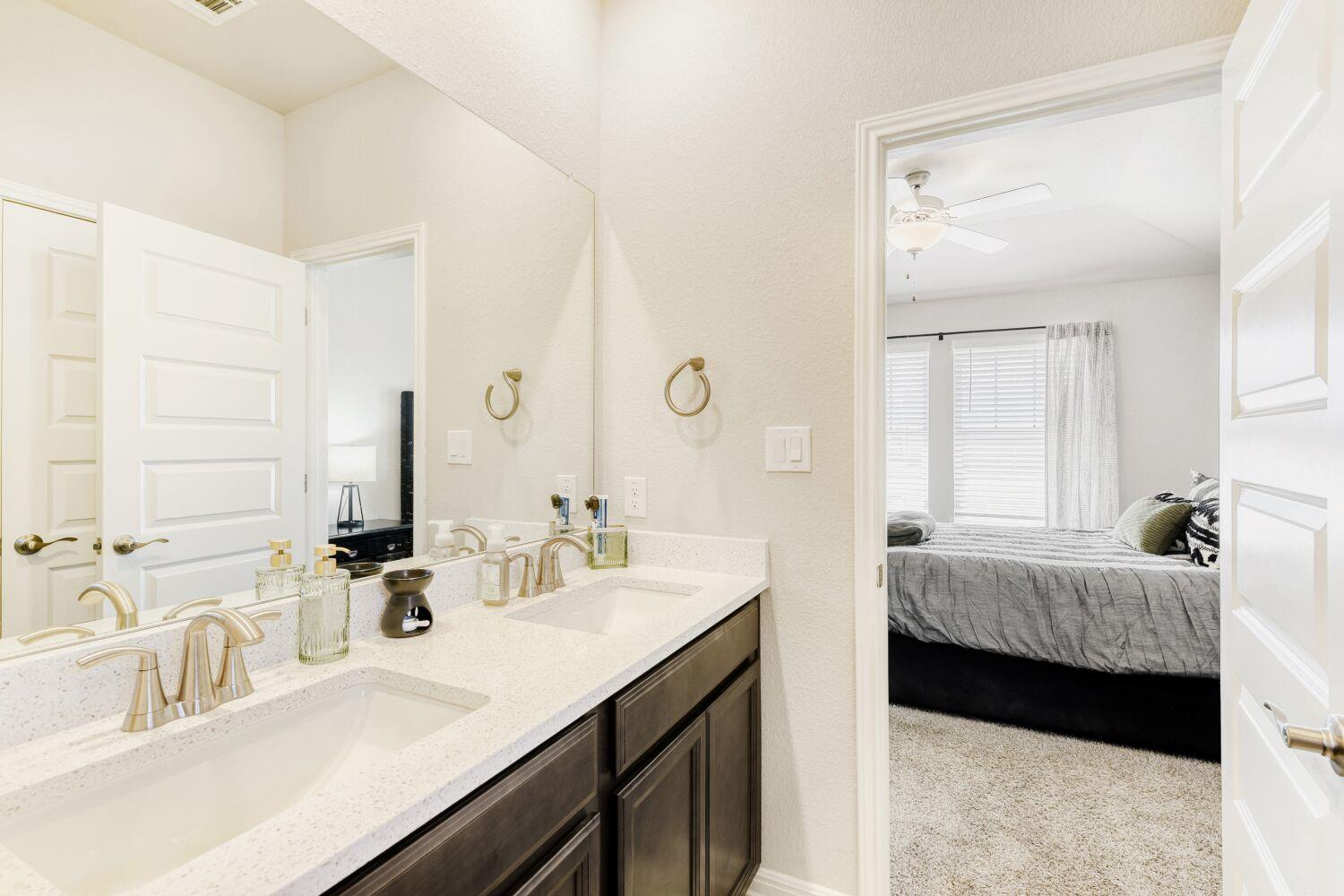 1005 Main St, Hutto, TX 78634