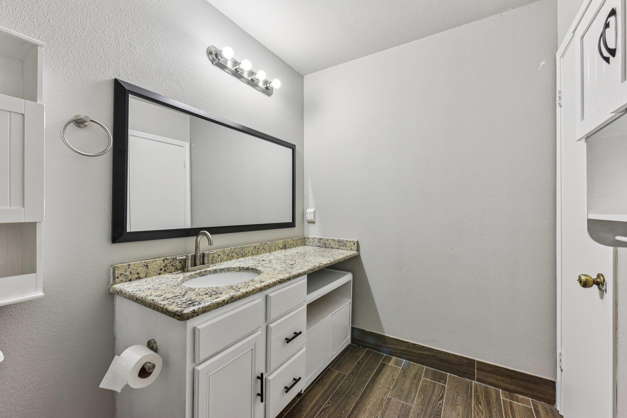 901 E Whispering Hollow Dr, Kyle, TX 78640