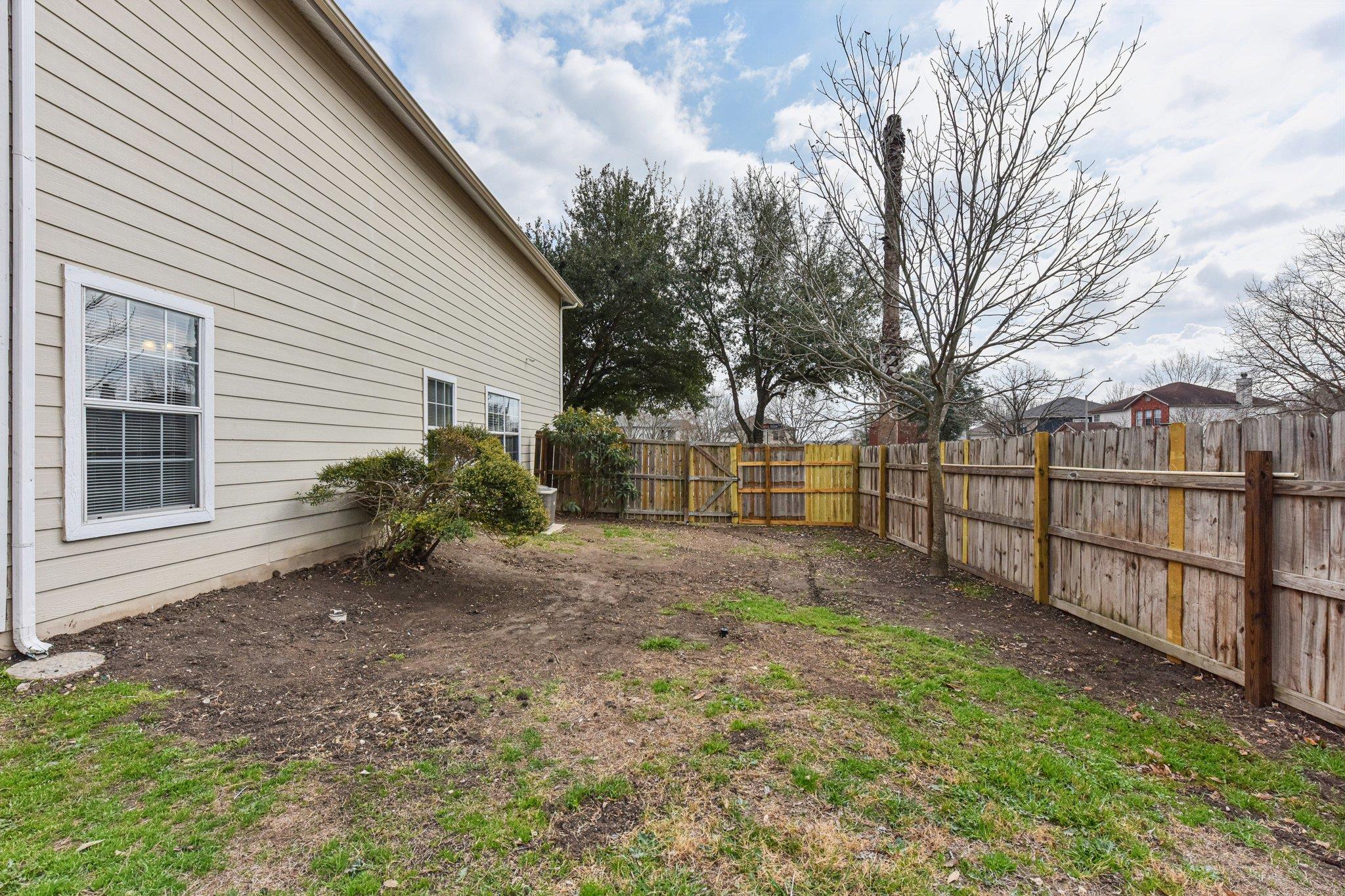 901 E Whispering Hollow Dr, Kyle, TX 78640