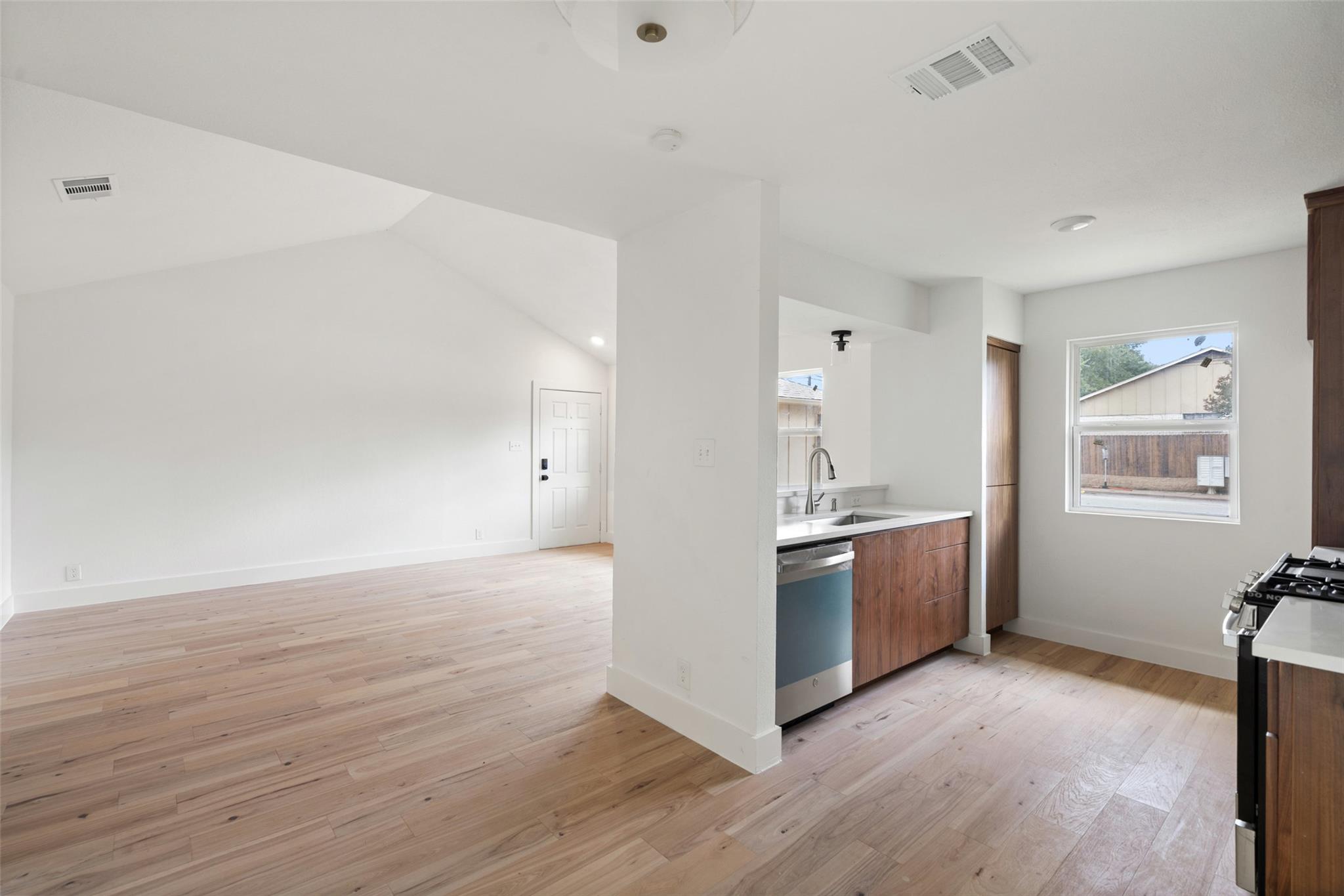 1800 Nicole Cir # B, Round Rock, TX 78664