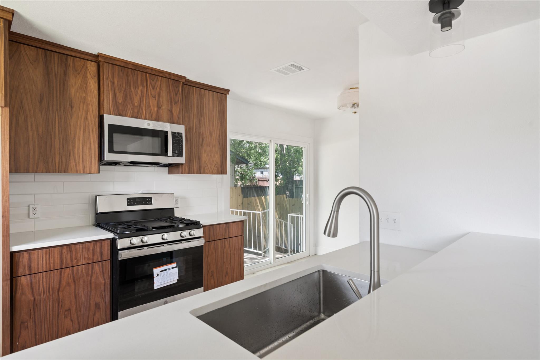 1800 Nicole Cir # B, Round Rock, TX 78664