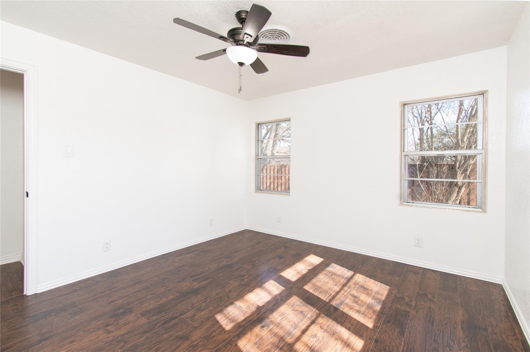 606 E 6th St, Cameron, TX 76520