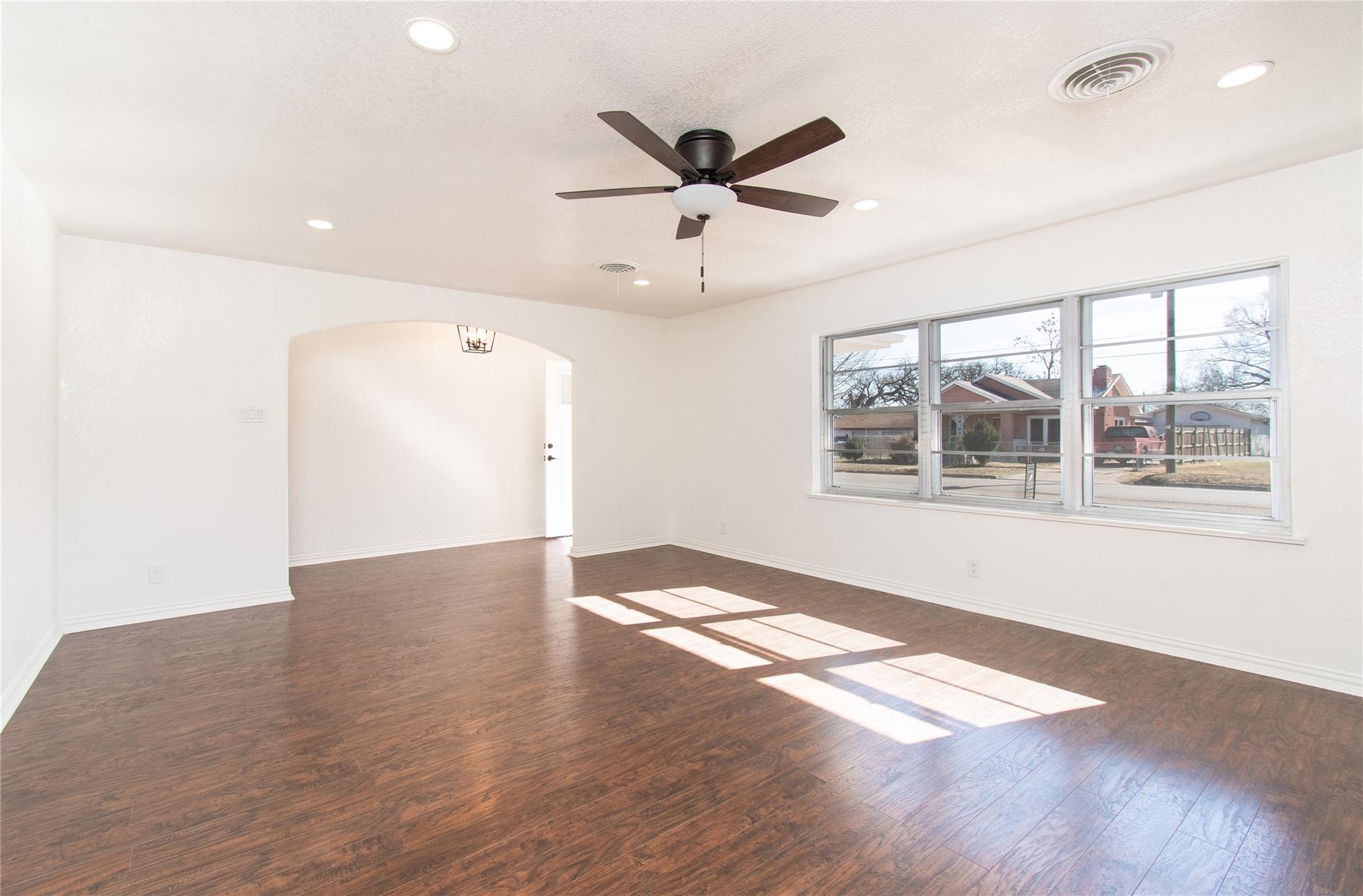 606 E 6th St, Cameron, TX 76520