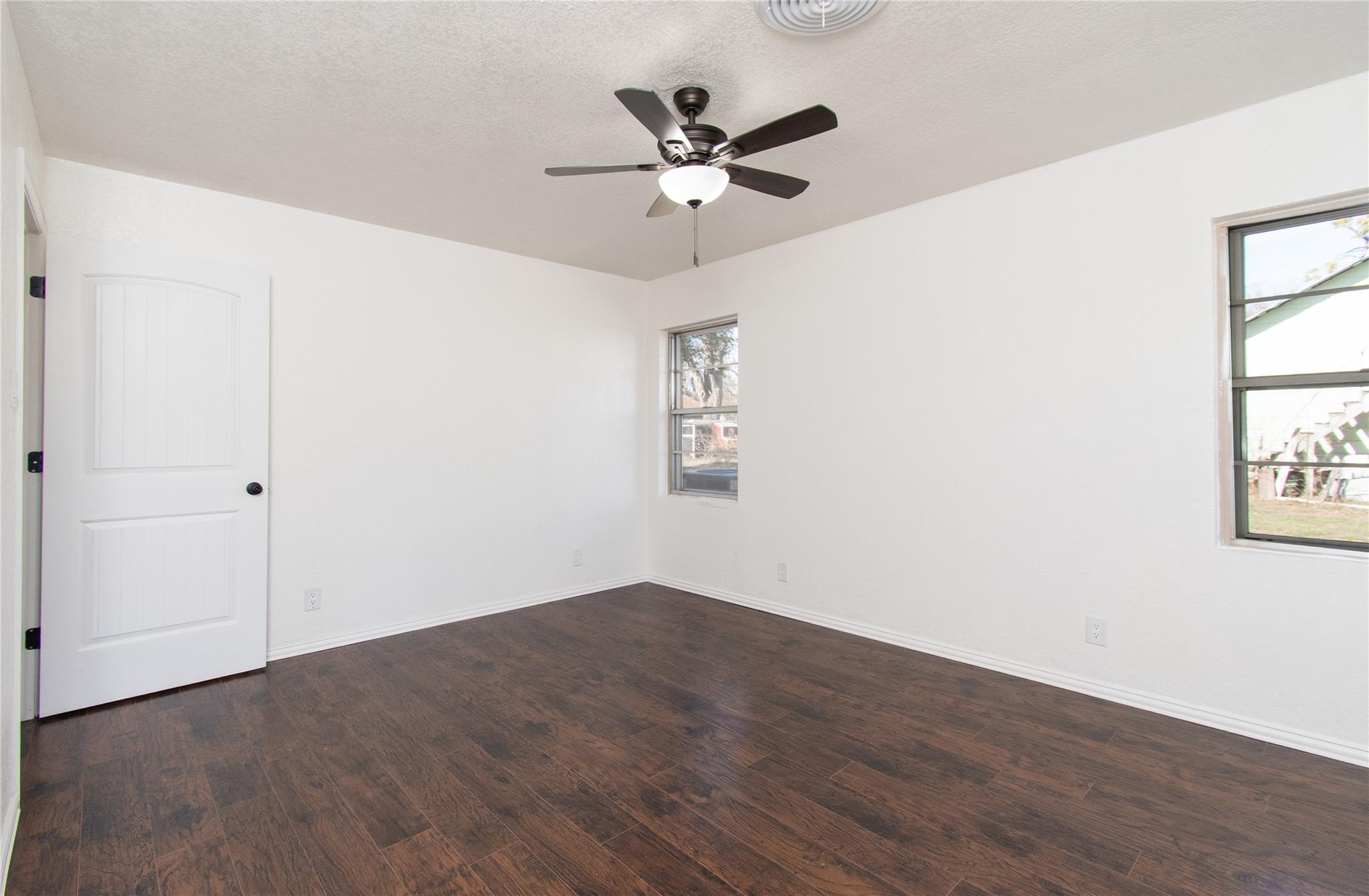 606 E 6th St, Cameron, TX 76520