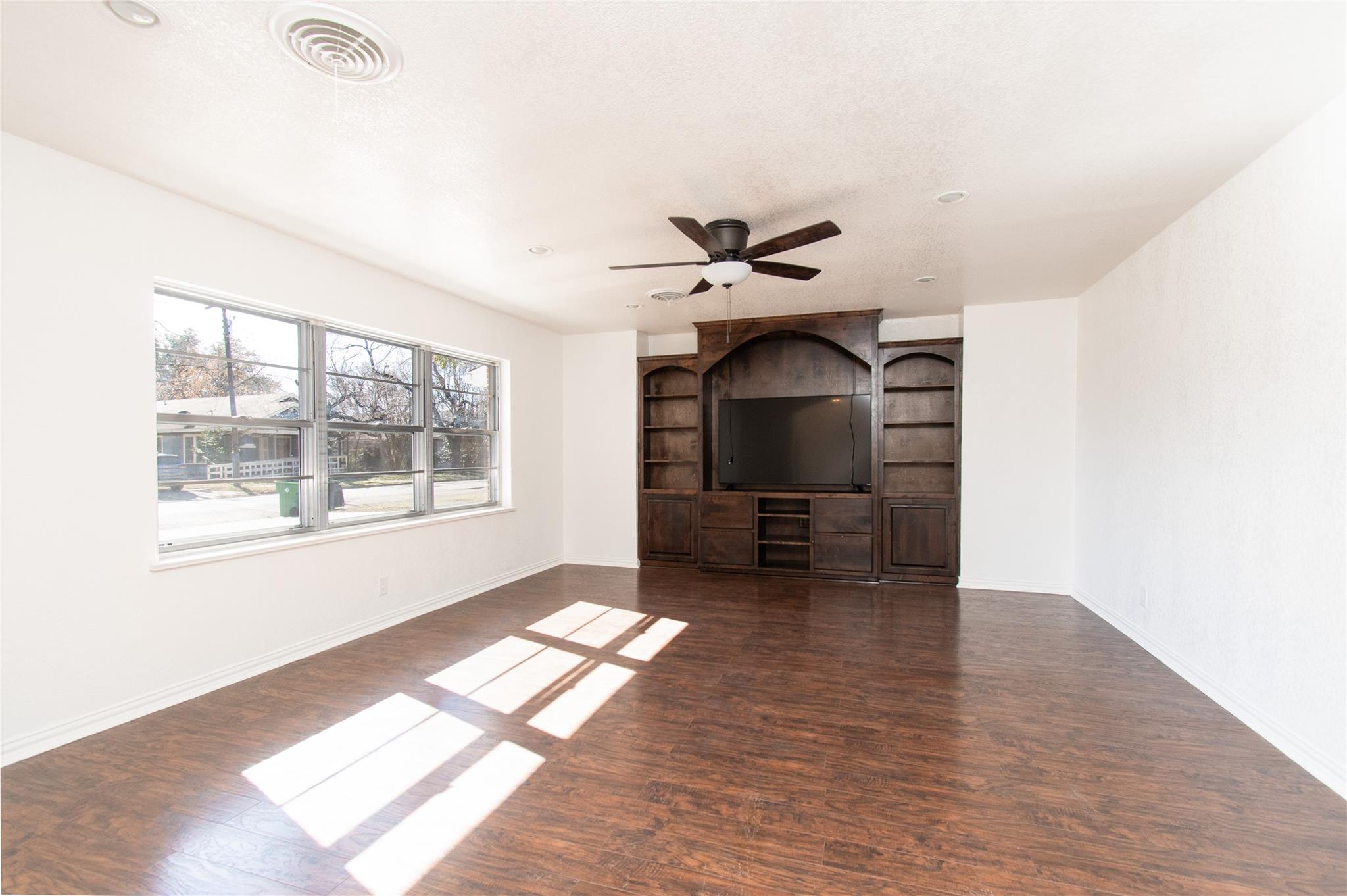 606 E 6th St, Cameron, TX 76520