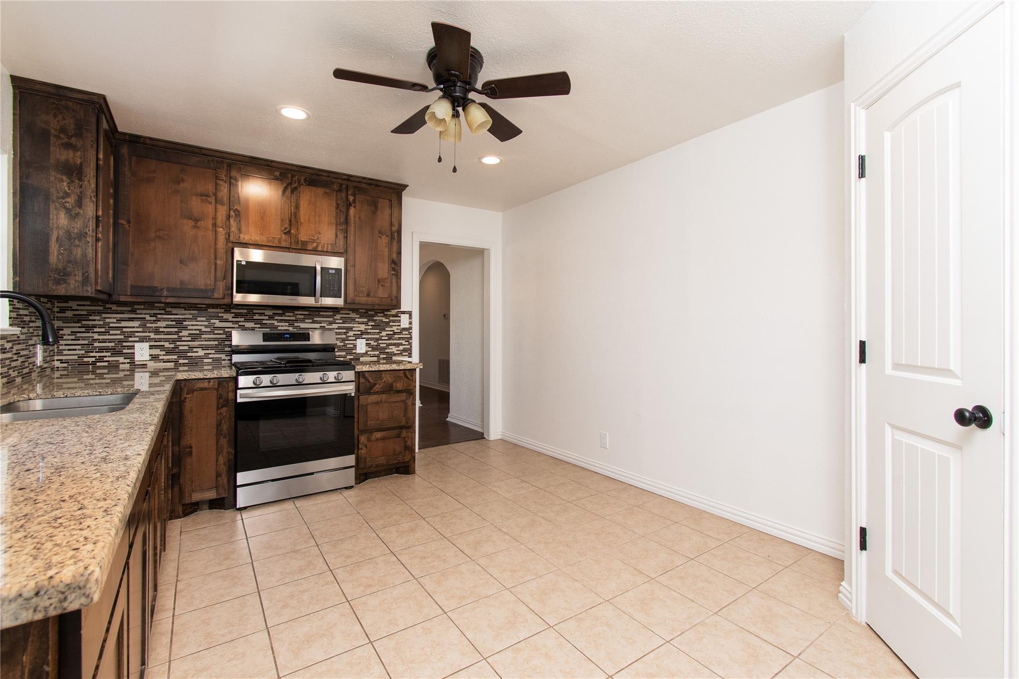 606 E 6th St, Cameron, TX 76520