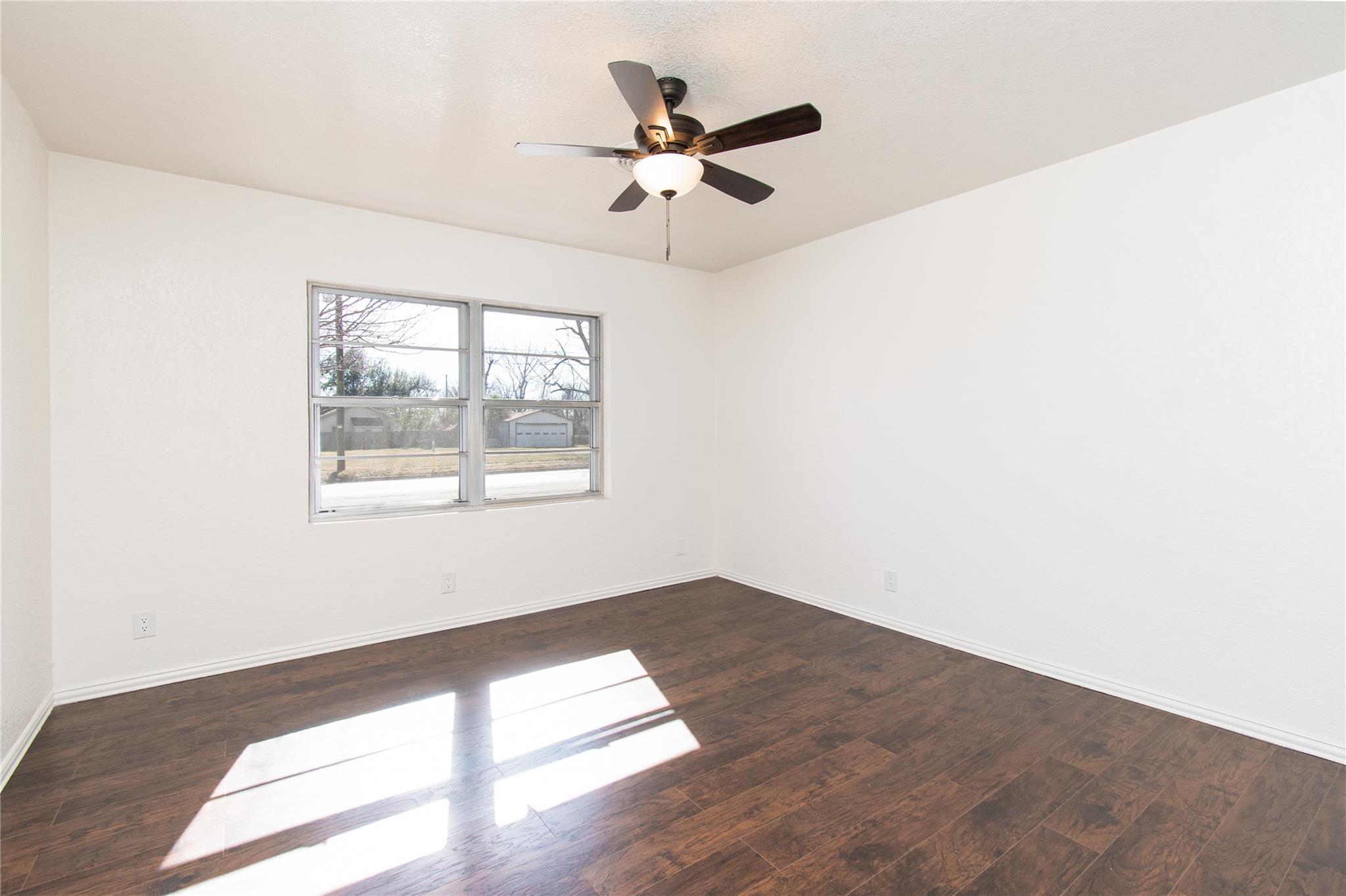 606 E 6th St, Cameron, TX 76520