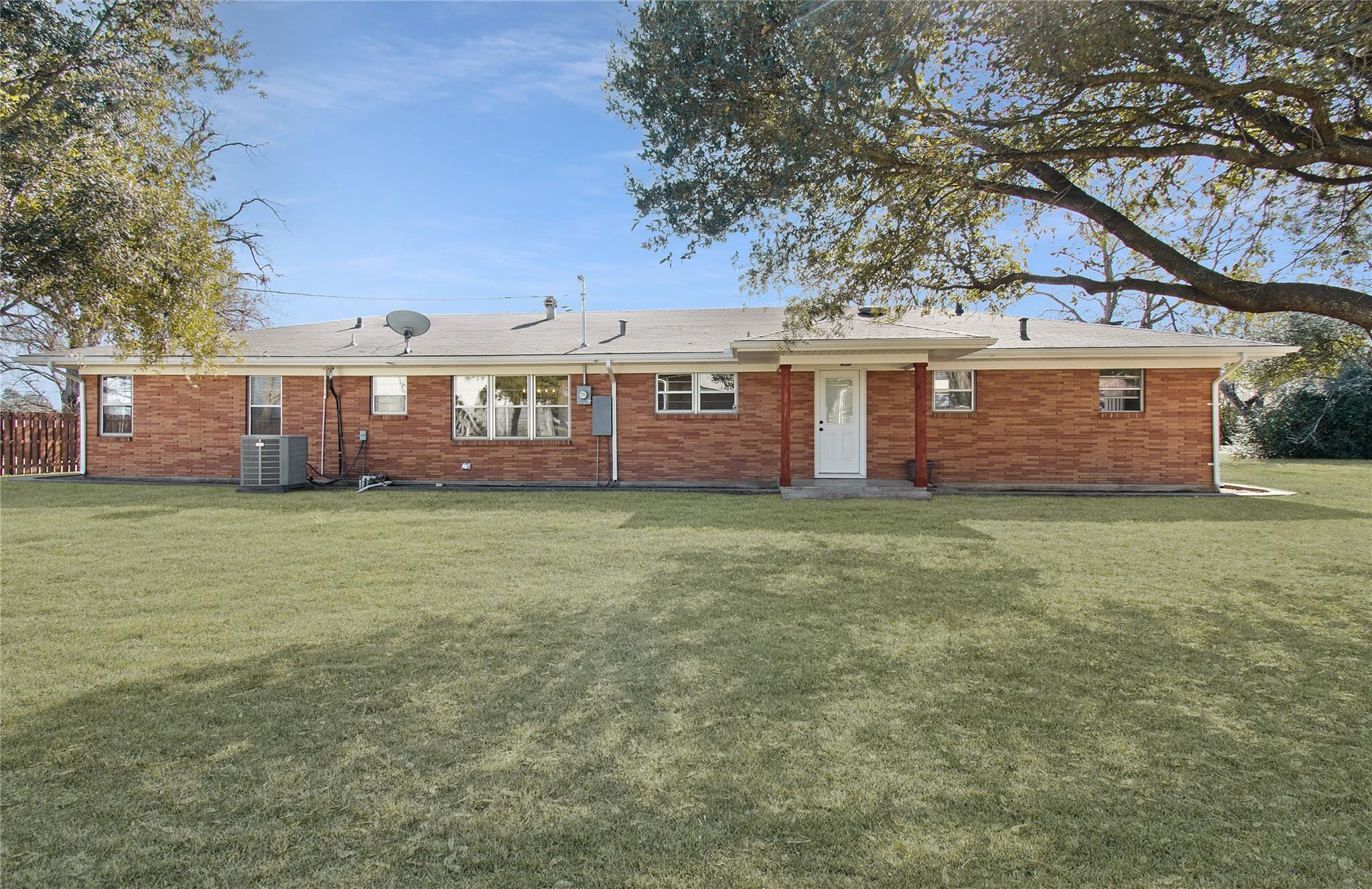 606 E 6th St, Cameron, TX 76520