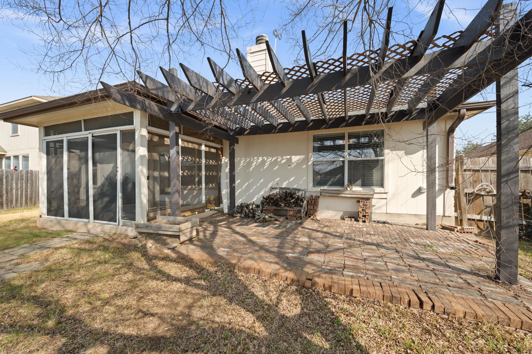 215 Kerley Dr, Hutto, TX 78634