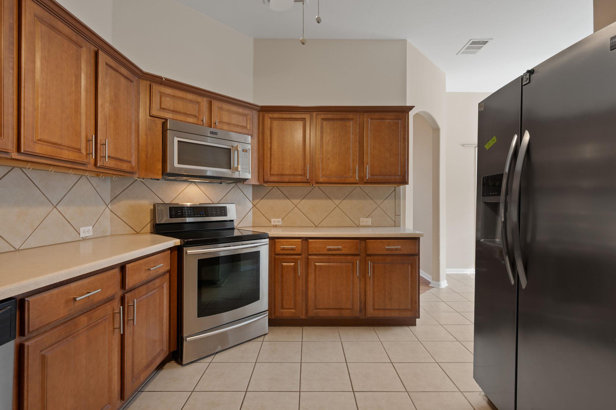 215 Kerley Dr, Hutto, TX 78634