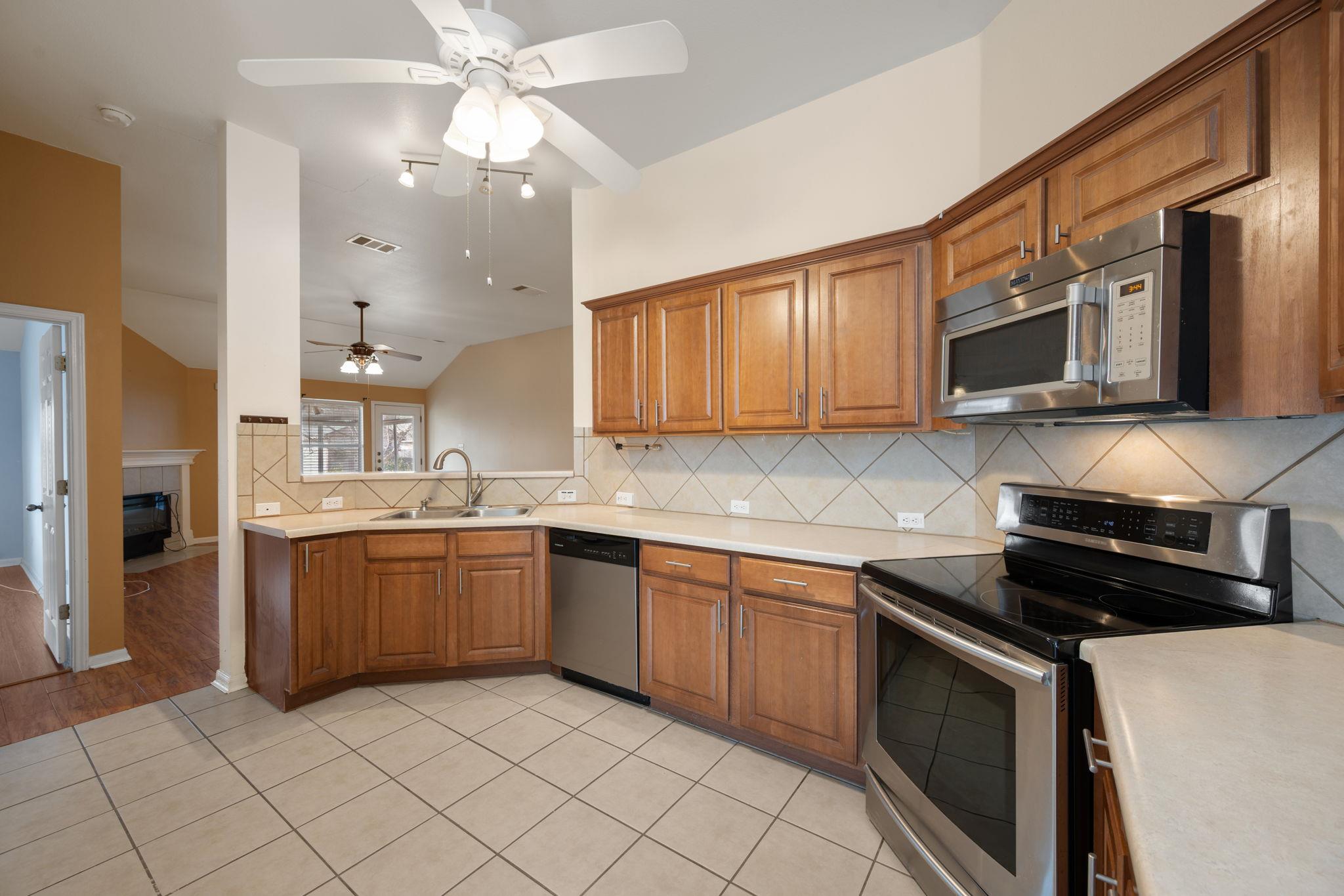 215 Kerley Dr, Hutto, TX 78634