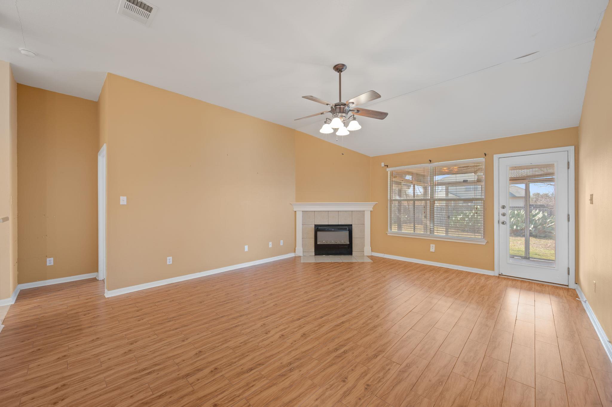 215 Kerley Dr, Hutto, TX 78634