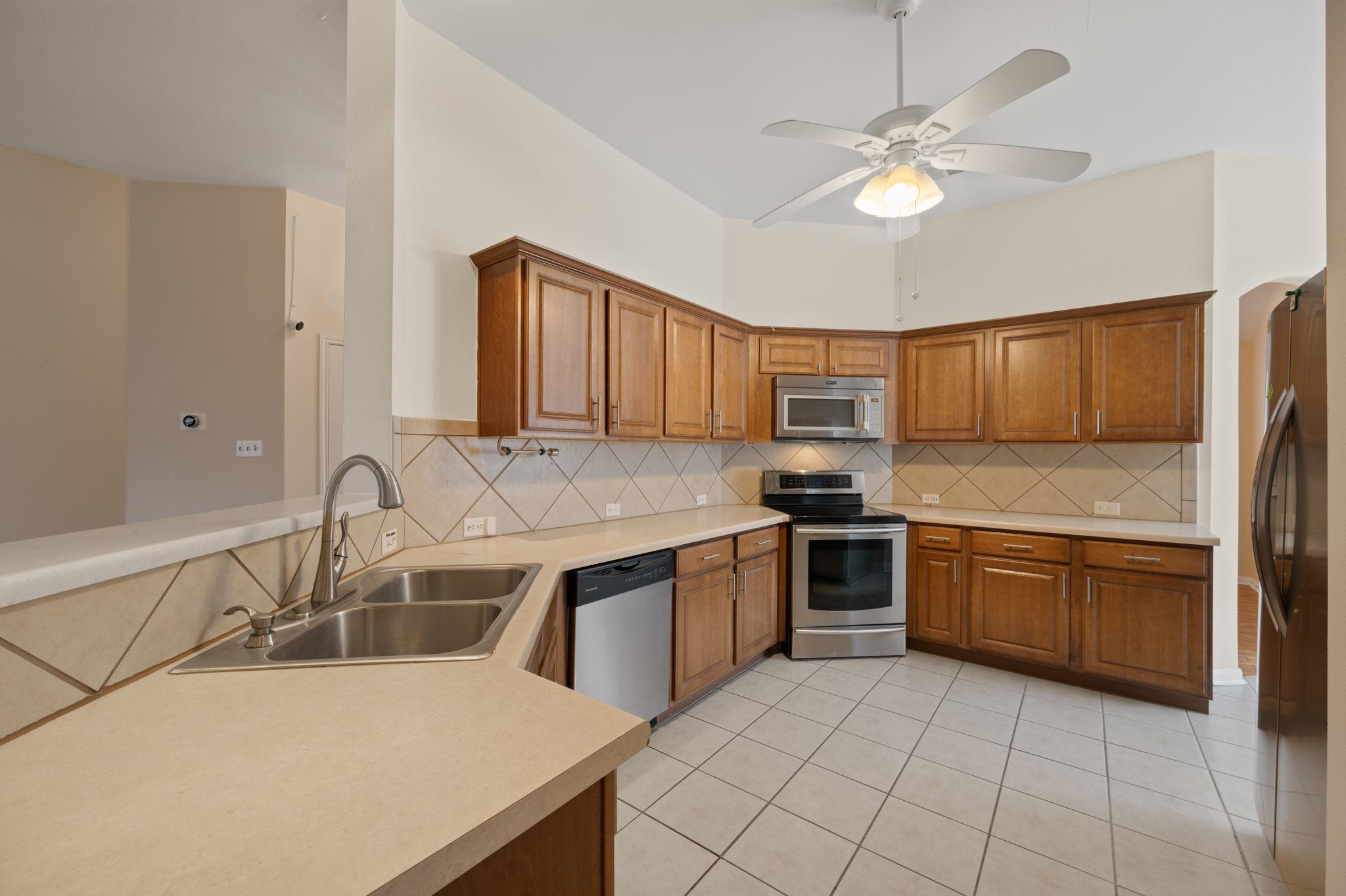 215 Kerley Dr, Hutto, TX 78634