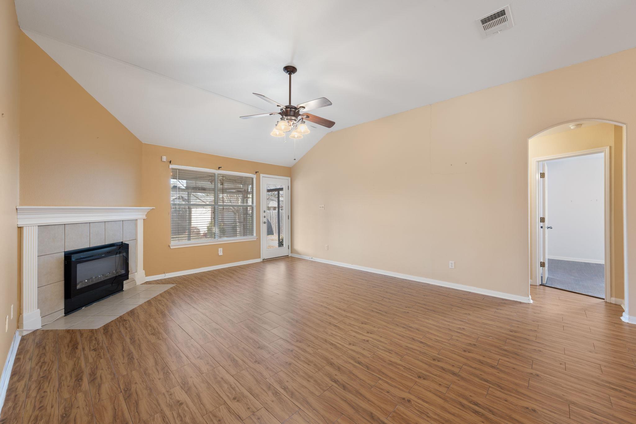 215 Kerley Dr, Hutto, TX 78634