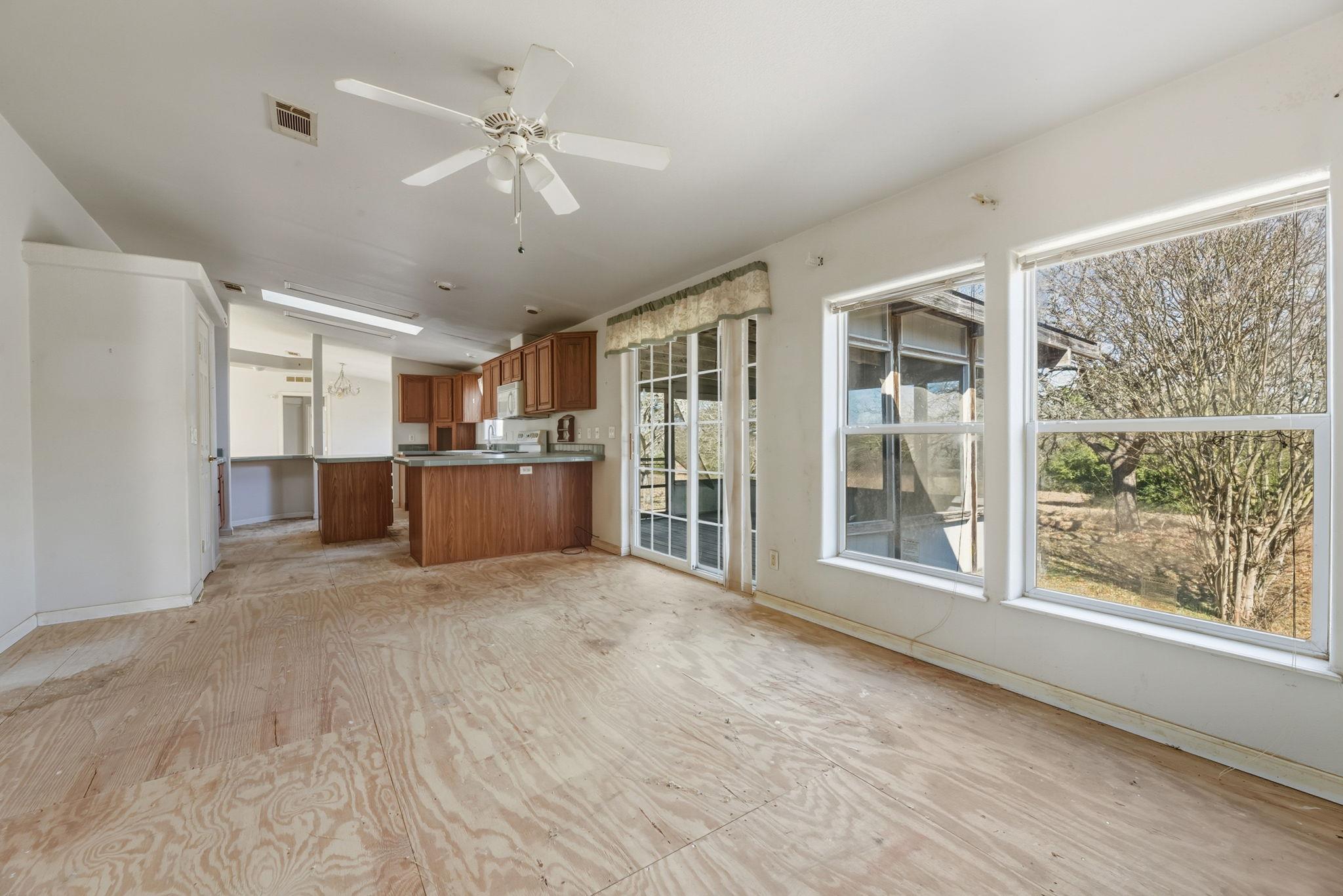 171 Mustang Dr, Paige, TX 78659