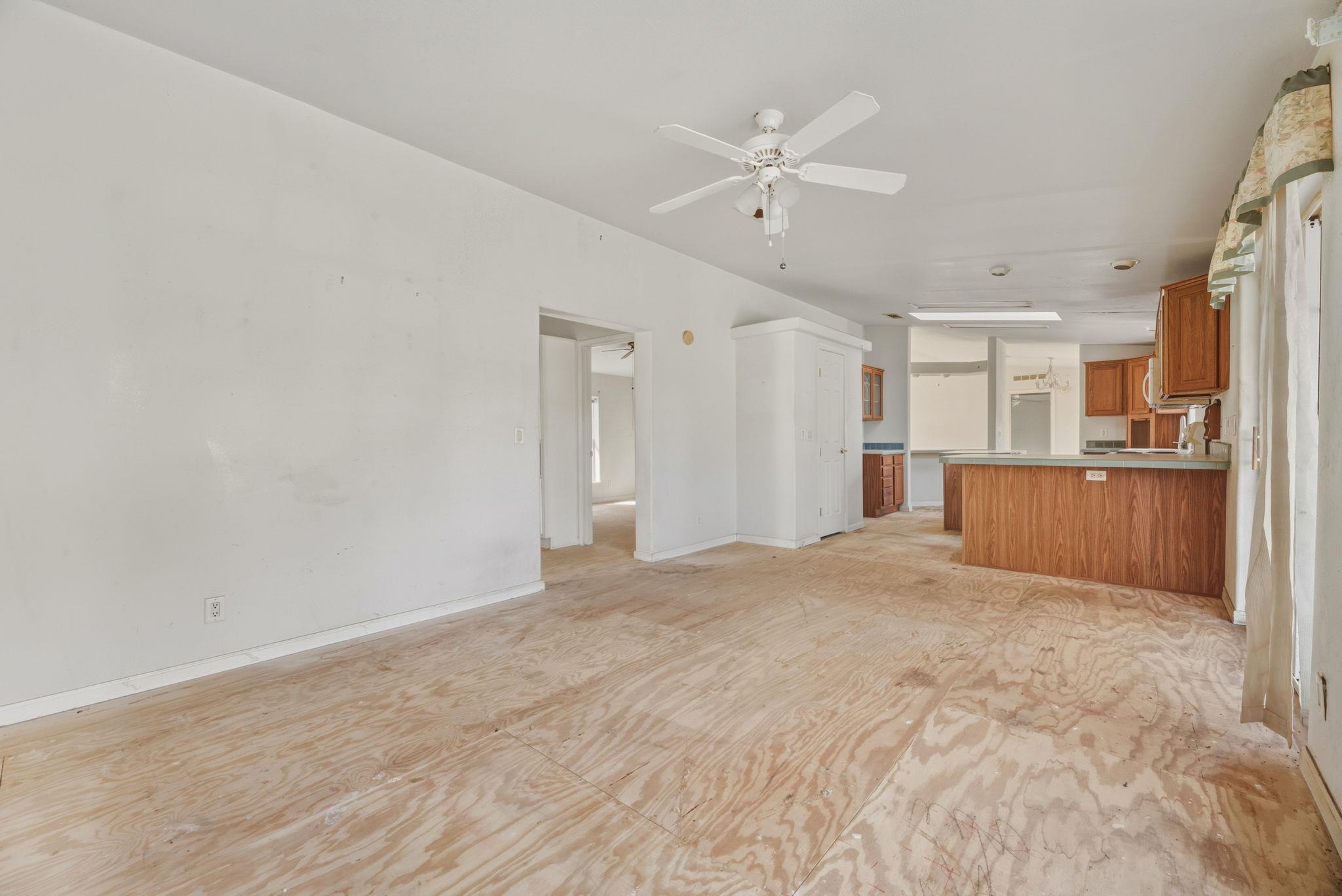 171 Mustang Dr, Paige, TX 78659