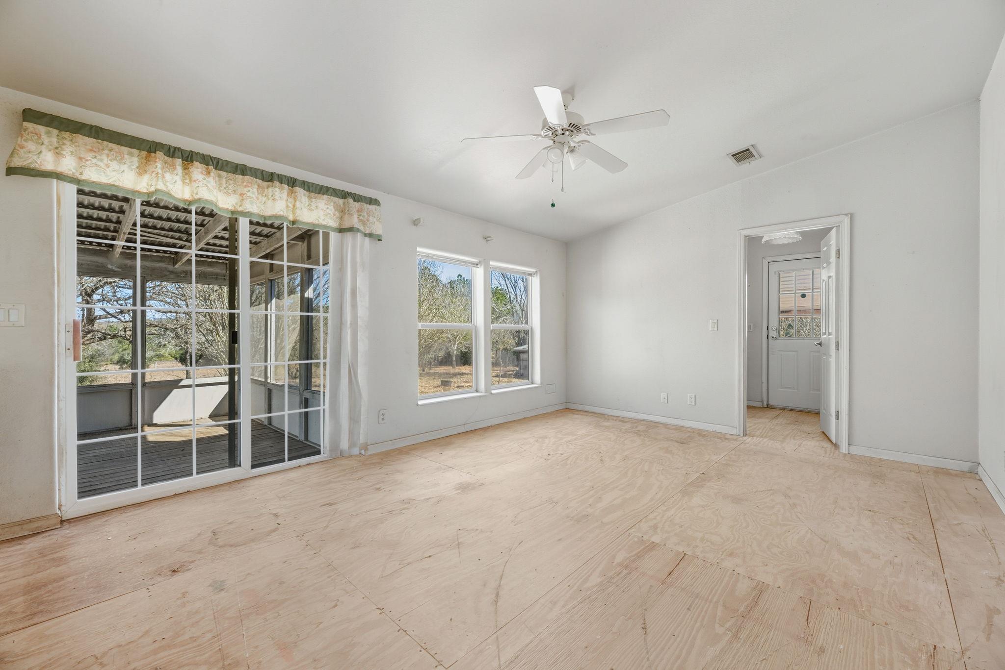 171 Mustang Dr, Paige, TX 78659