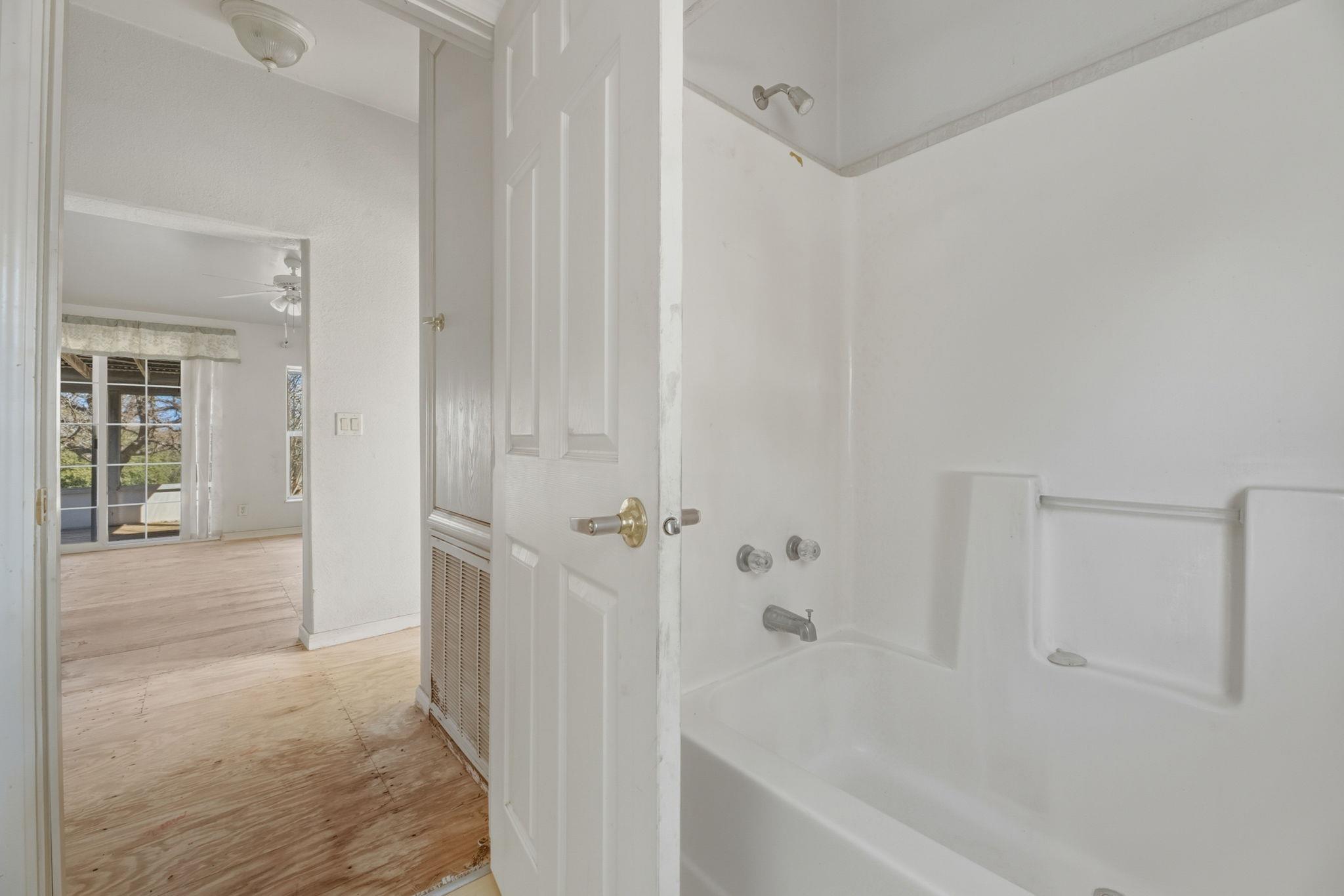 171 Mustang Dr, Paige, TX 78659