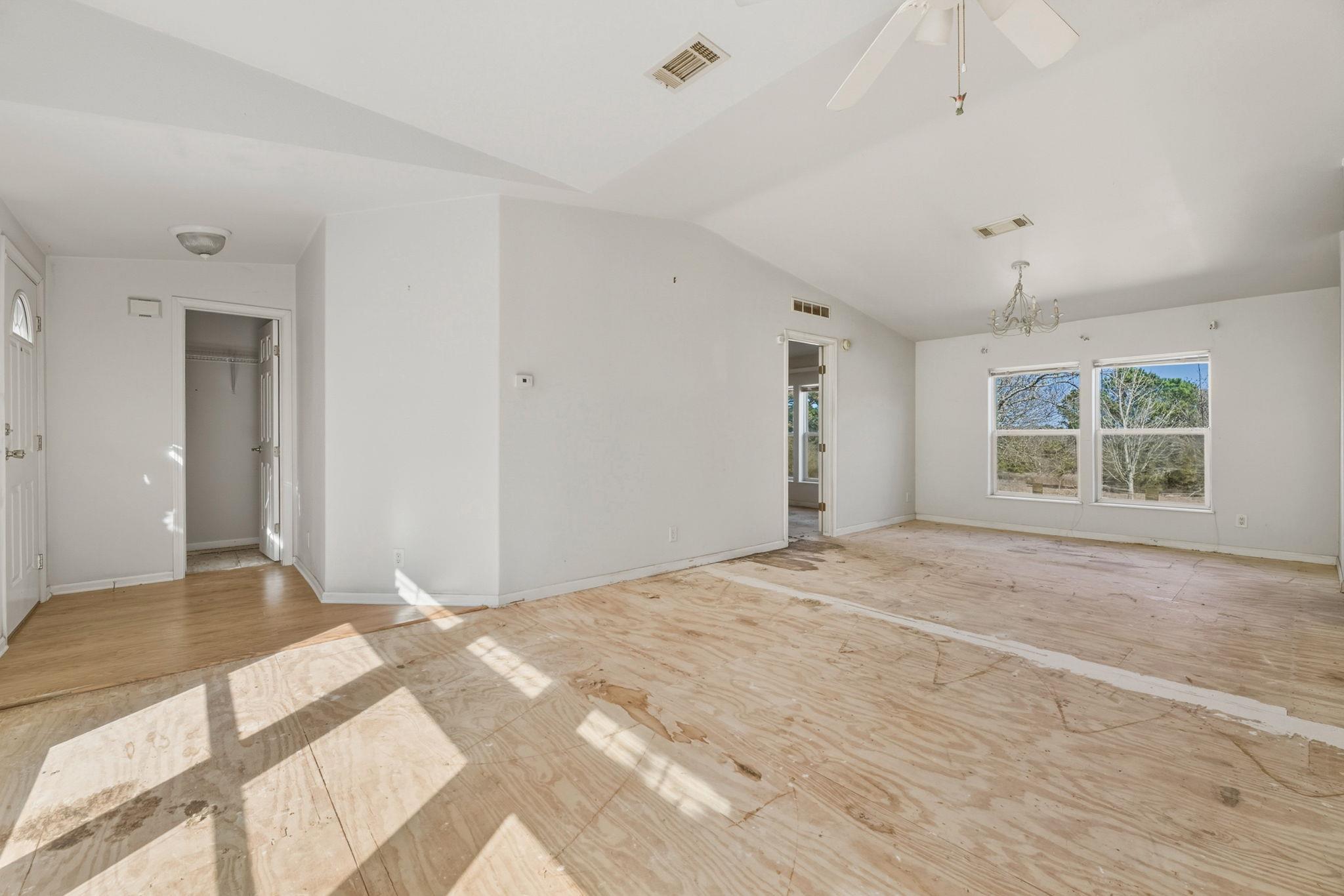 171 Mustang Dr, Paige, TX 78659