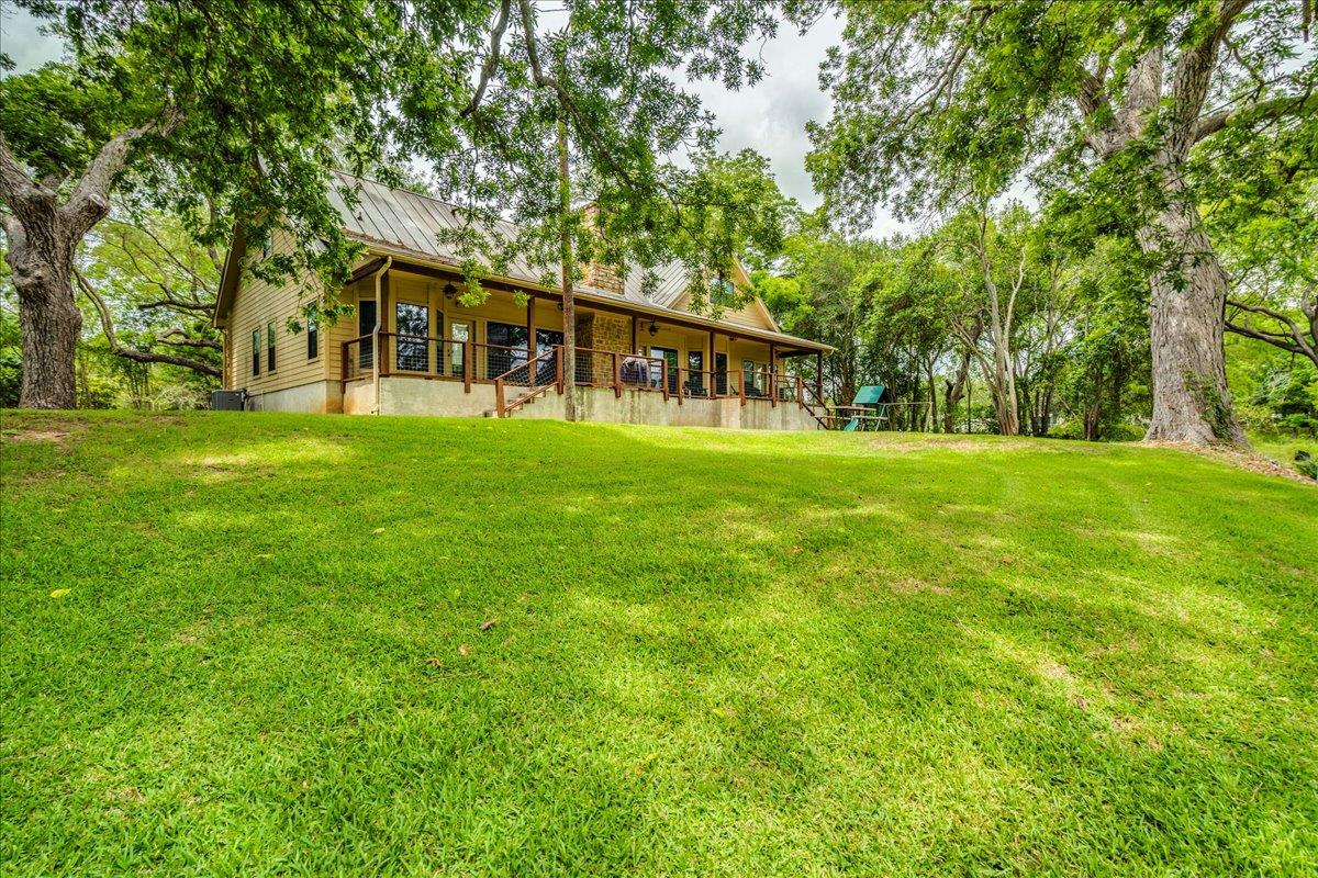 302 Guadalupe River Dr, Seguin, TX 78155