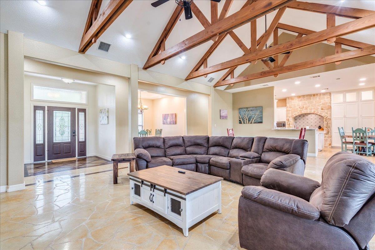 302 Guadalupe River Dr, Seguin, TX 78155